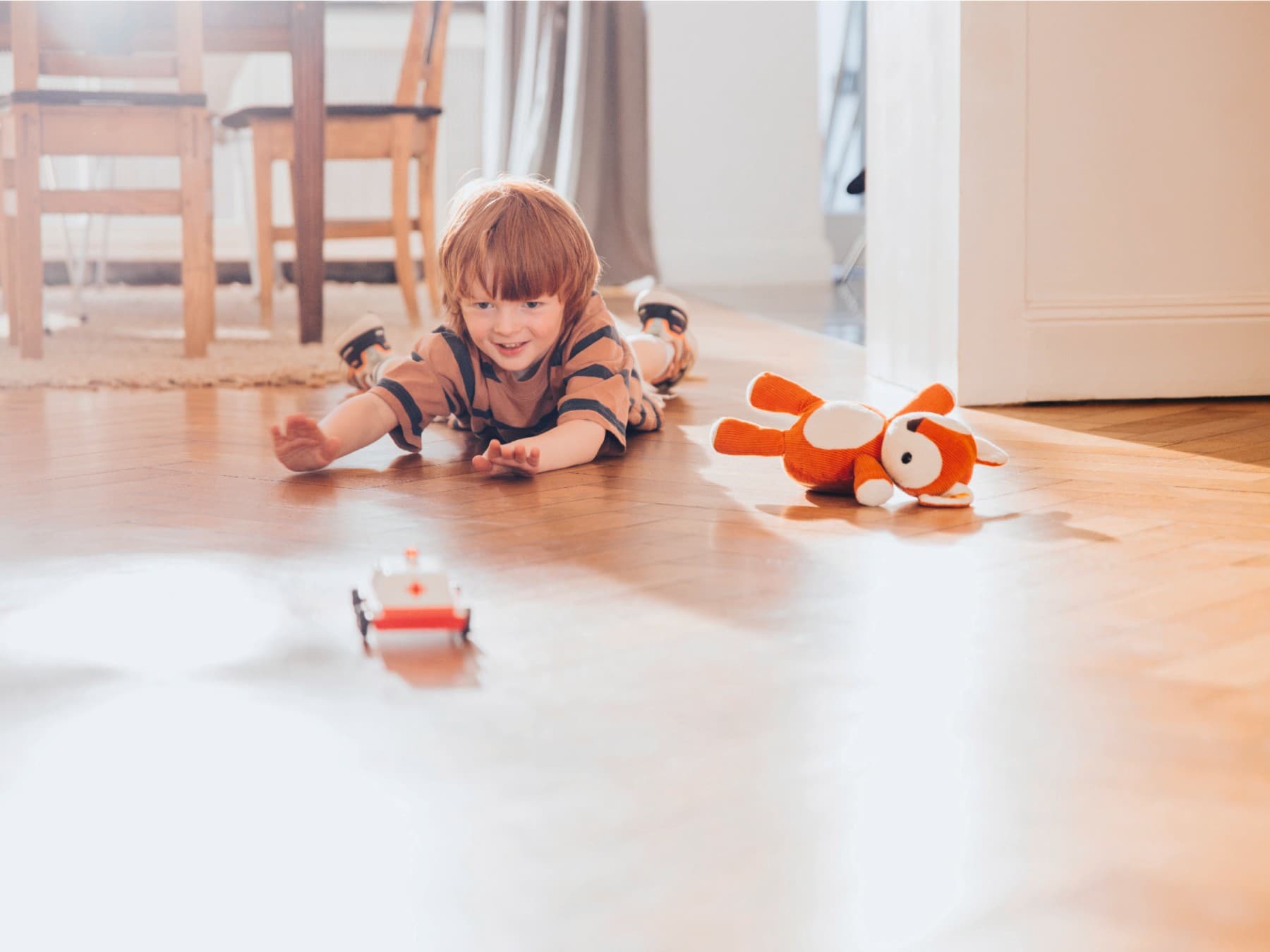 Un enfant jouant par terre chez lui | Vaillant