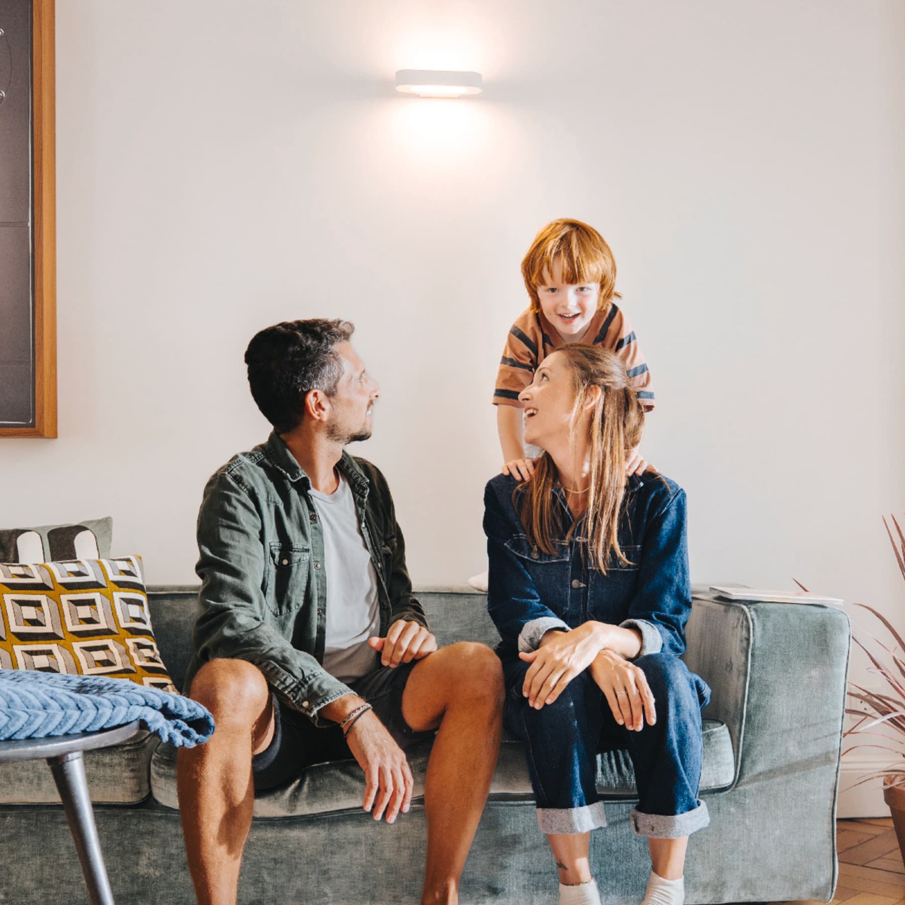 Une famille assise sur un canapé | Vaillant