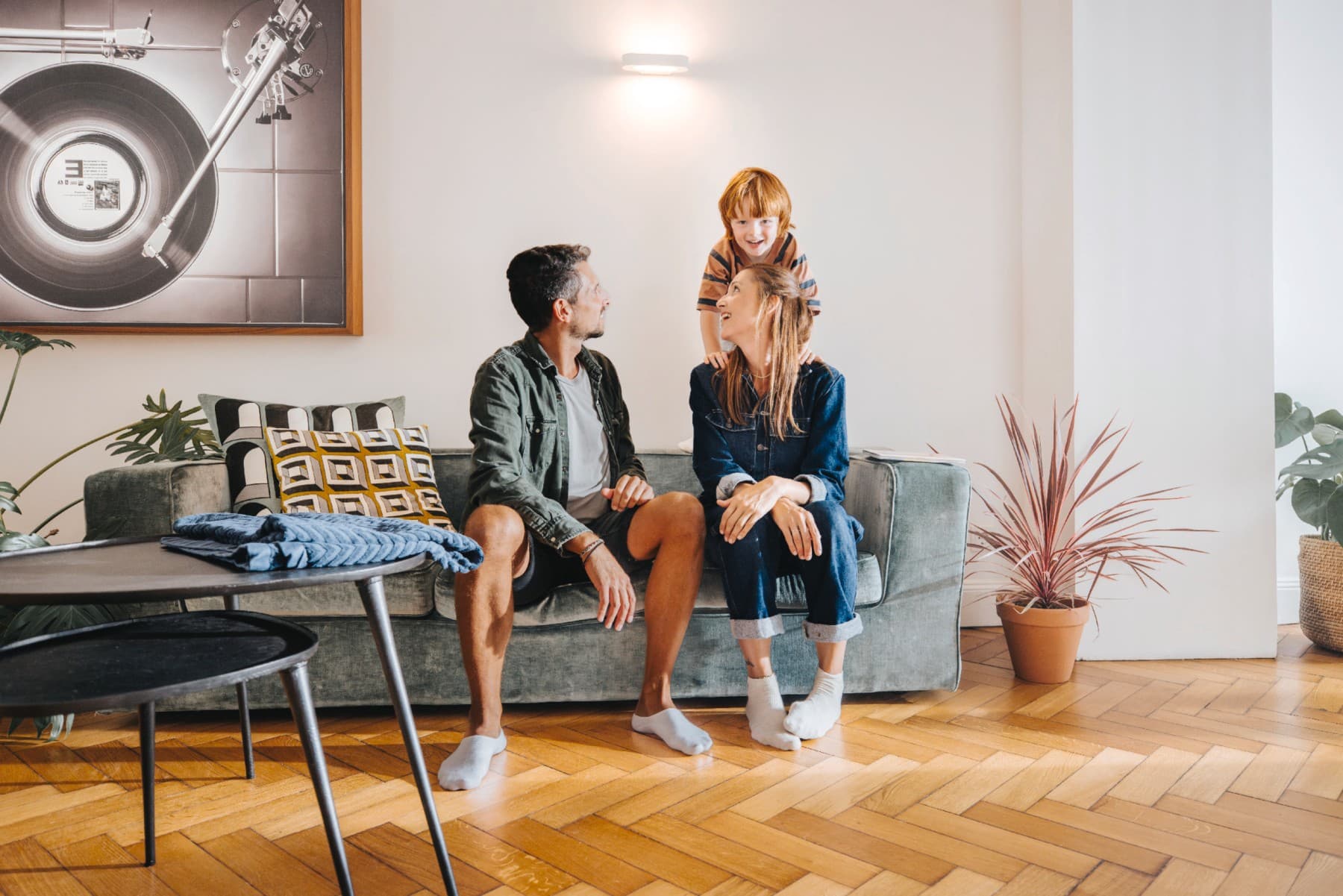 Une famille assise sur leur canapé | Vaillant