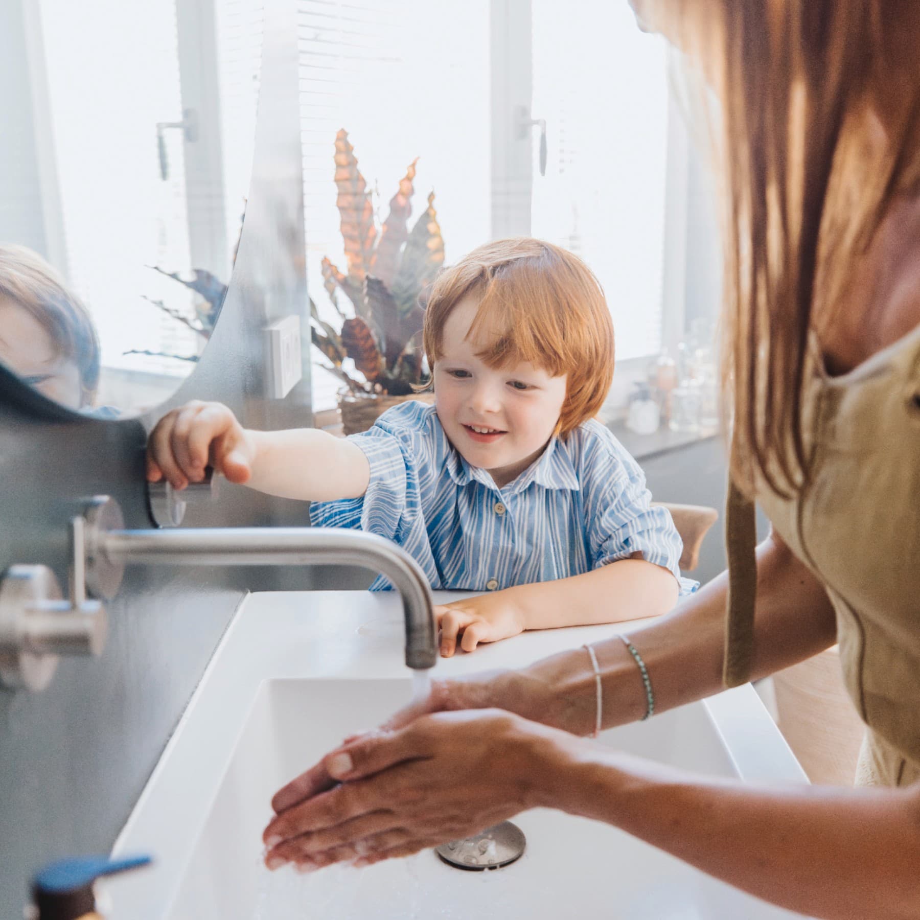 Un garçon et sa mère se lavant les mains | Vaillant