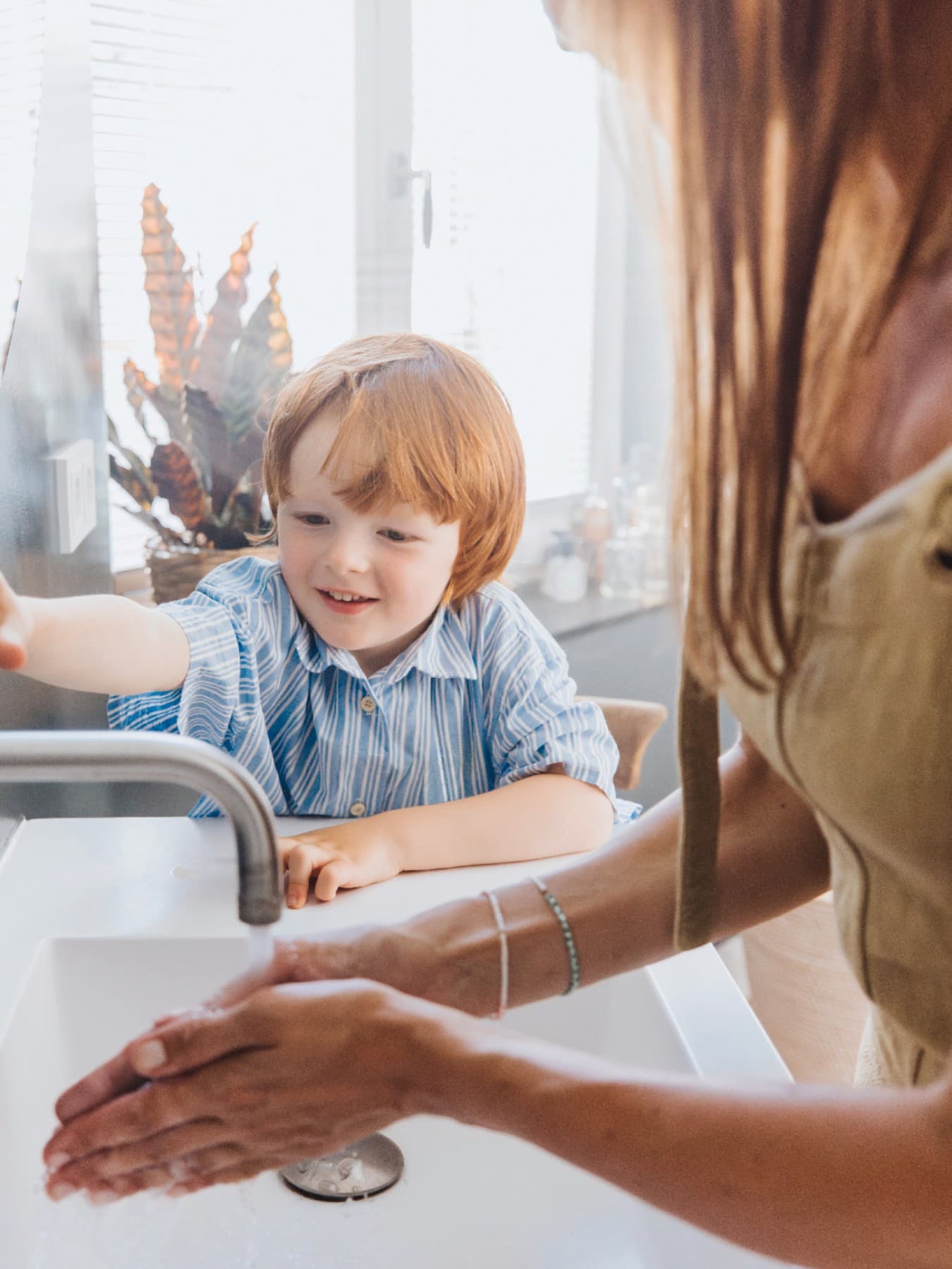 Un garçon et sa mère se lavant les mains | Vaillant