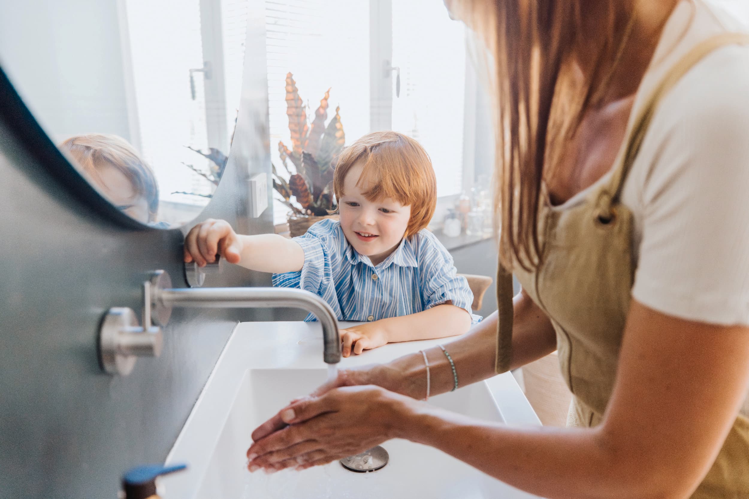 Une maman et son fils se lavent les mains | Vaillant