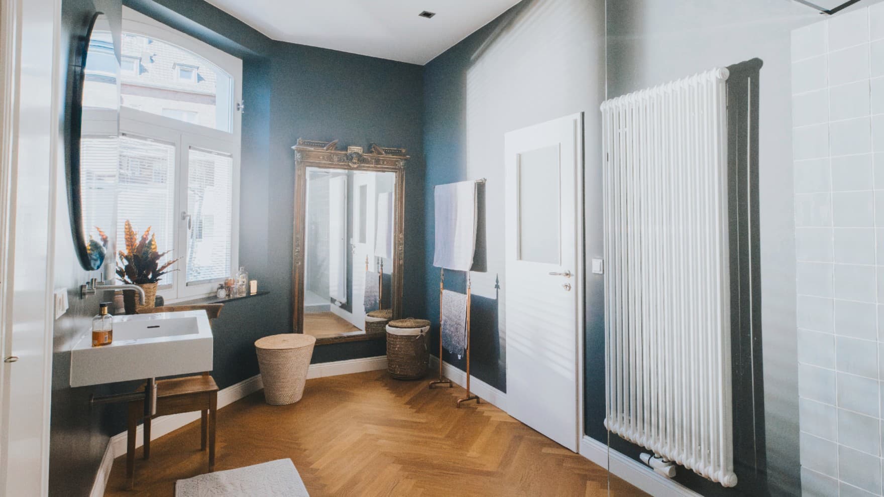 Salle de bains avec radiateur traditionnel | Vaillant