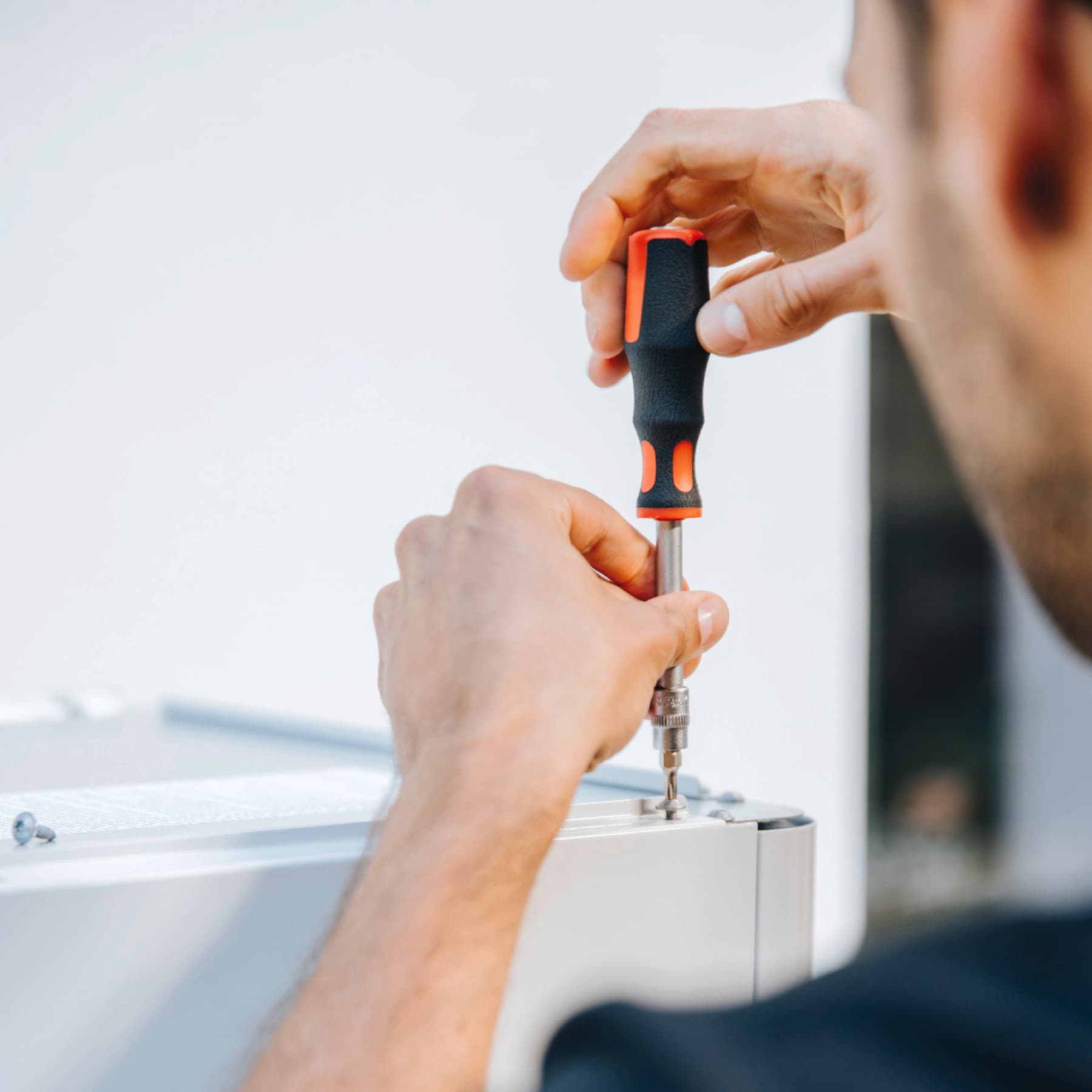 Installateur travaillant avec un outil | Vaillant