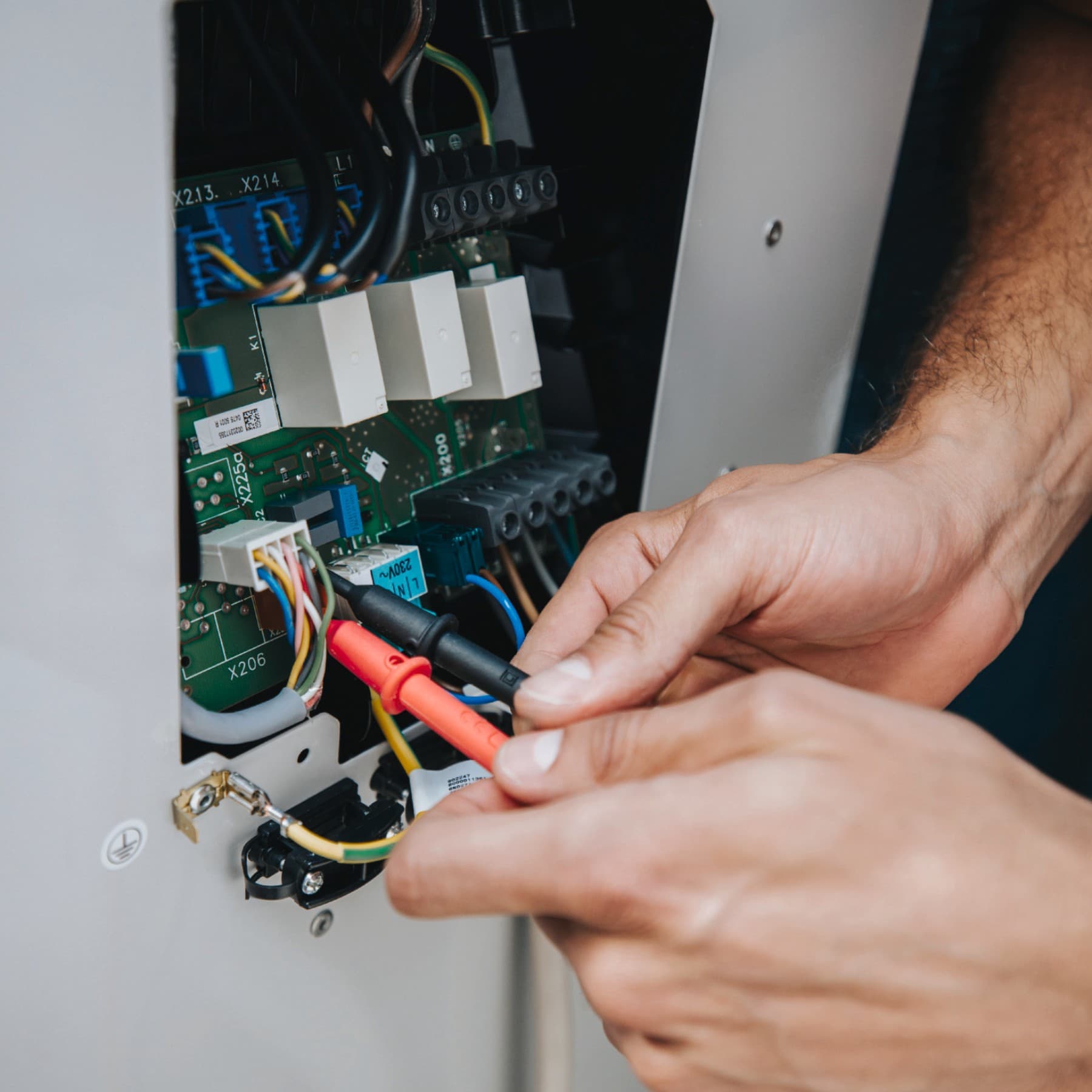 Un installateur répare un appareil | Vaillant