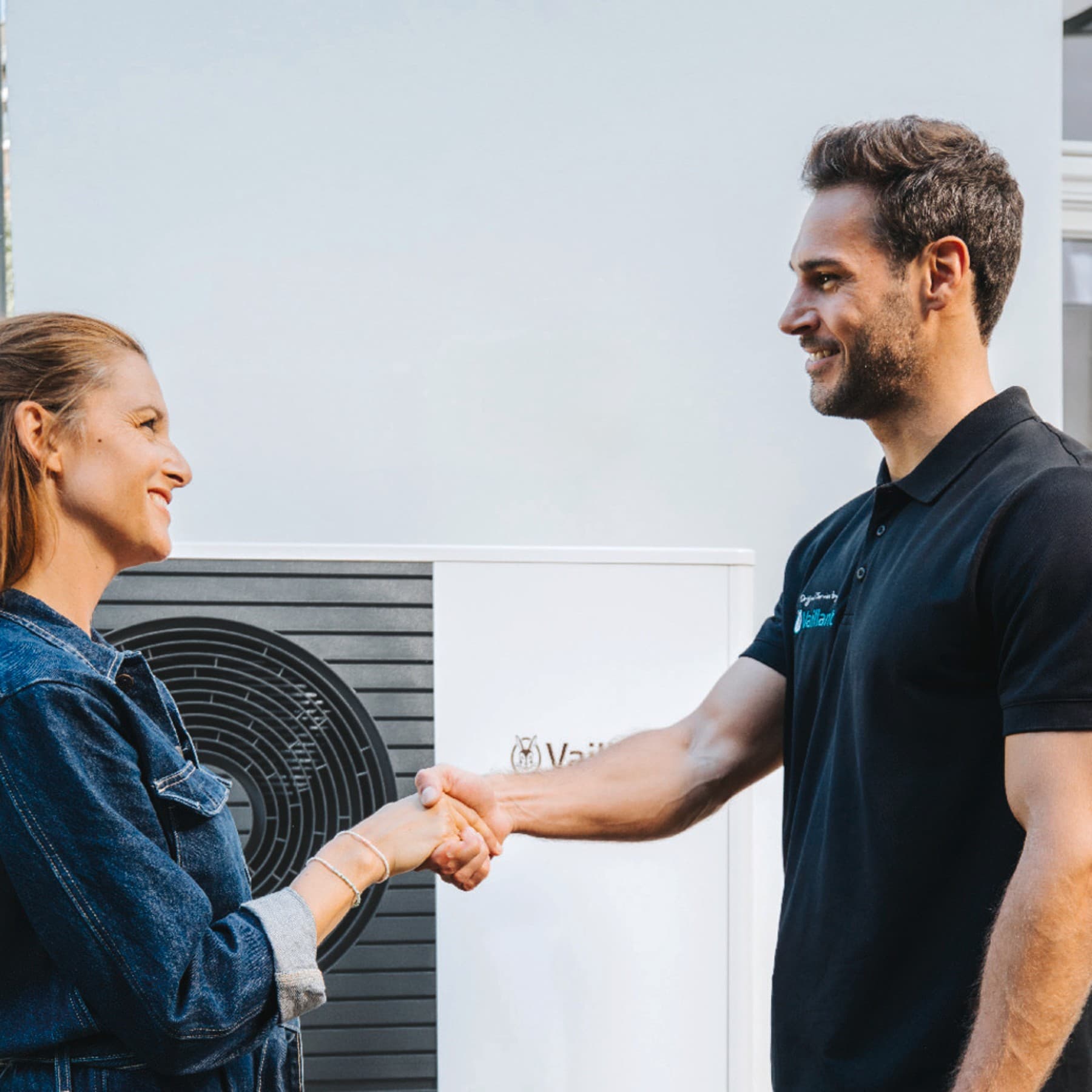 Un installateur serre la main de sa cliente | Vaillant