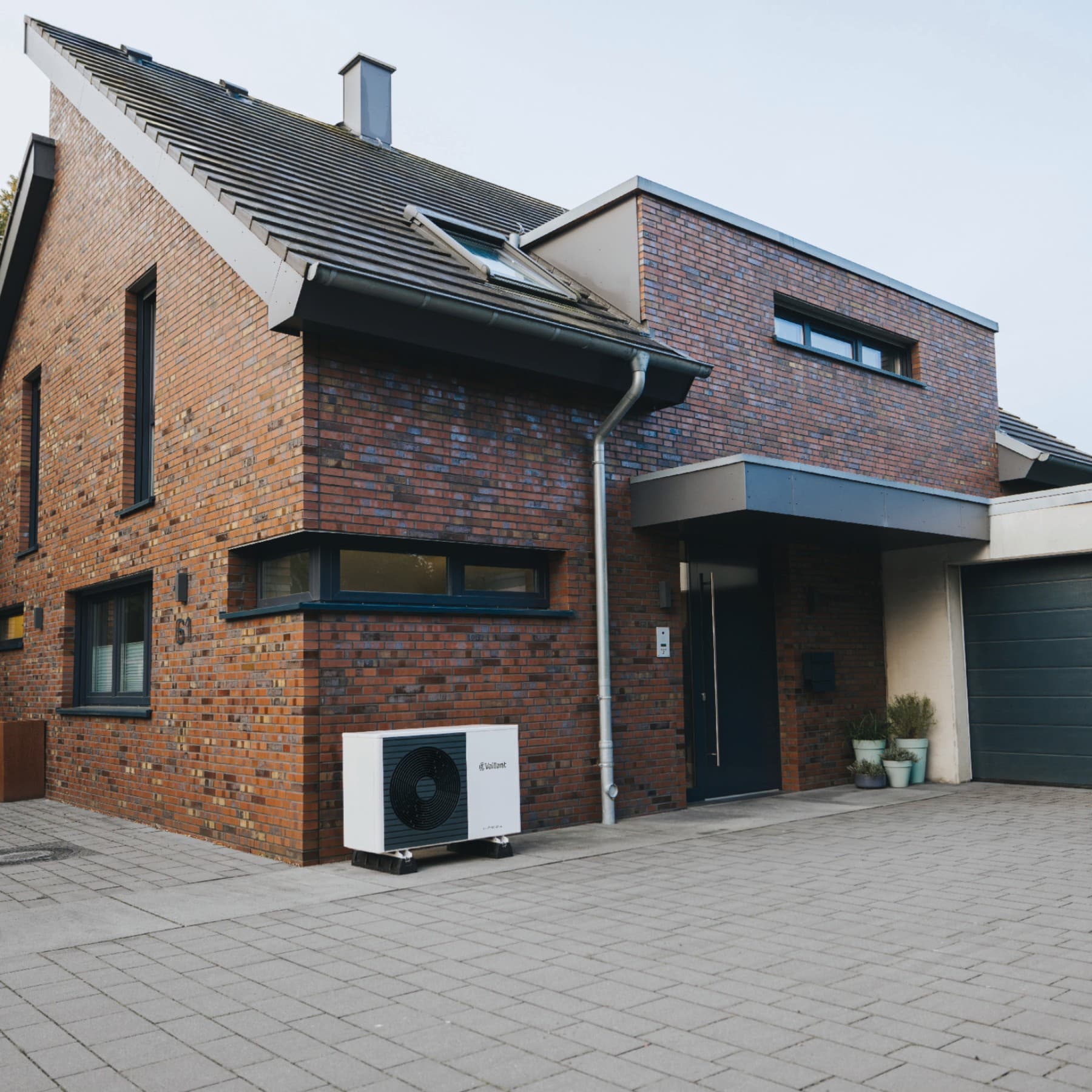 Une maison moderne équipée d'une pompe à chaleur Vaillant
