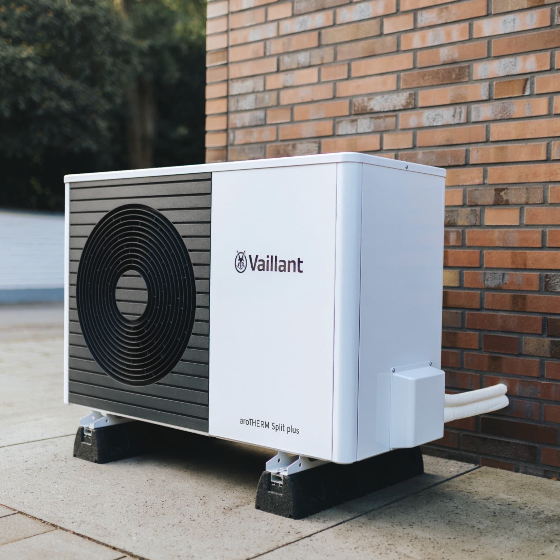 Pompe à chaleur aroTHERM Split plus devant un bâtiment moderne | Vaillant
