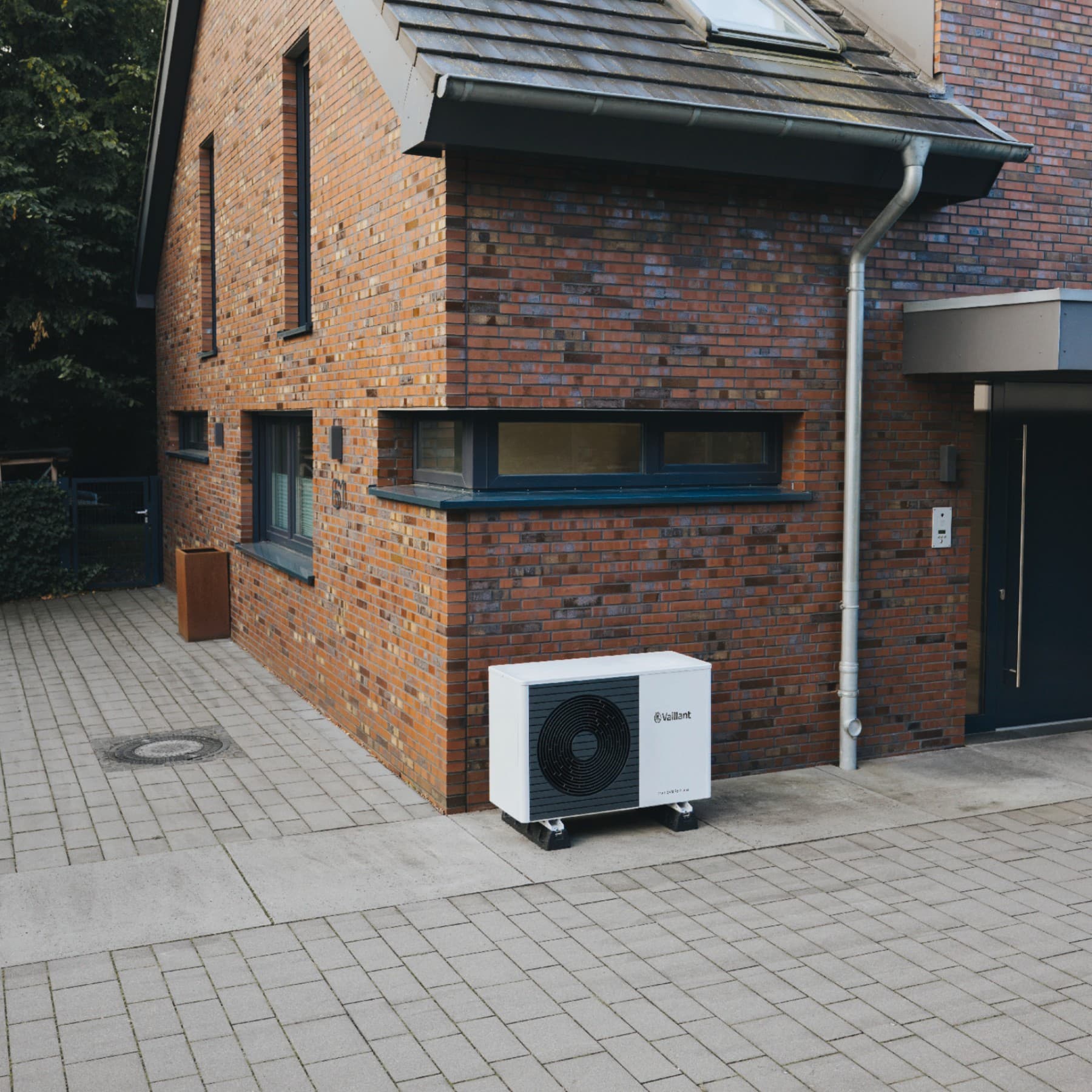 Pompe à chaleur Vaillant devant une maison