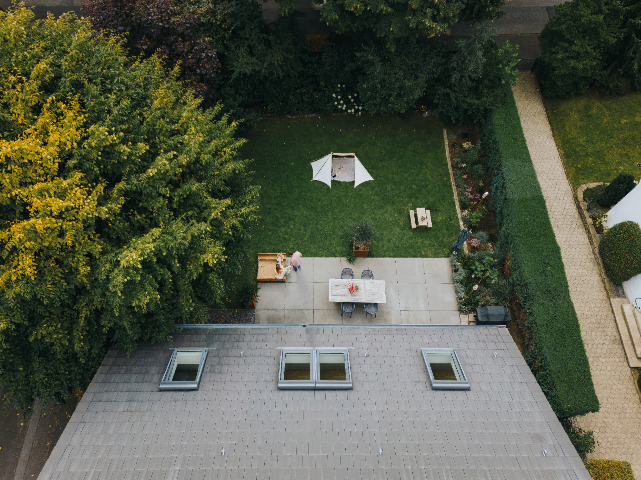 Vue aérienne du toit d'une maison et de son jardin | Vaillant