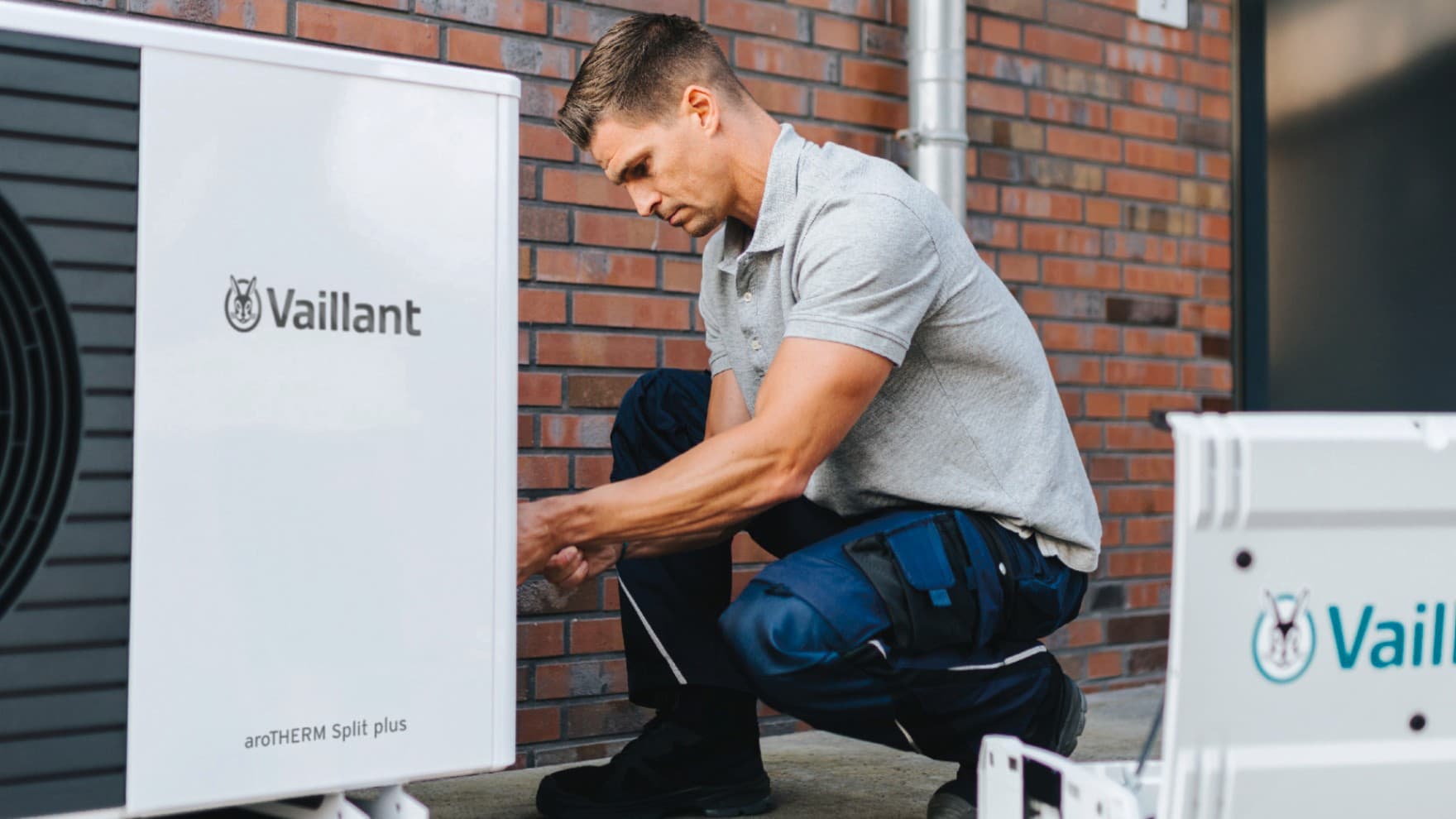 Installateur installant une pompe à chaleur | Vaillant