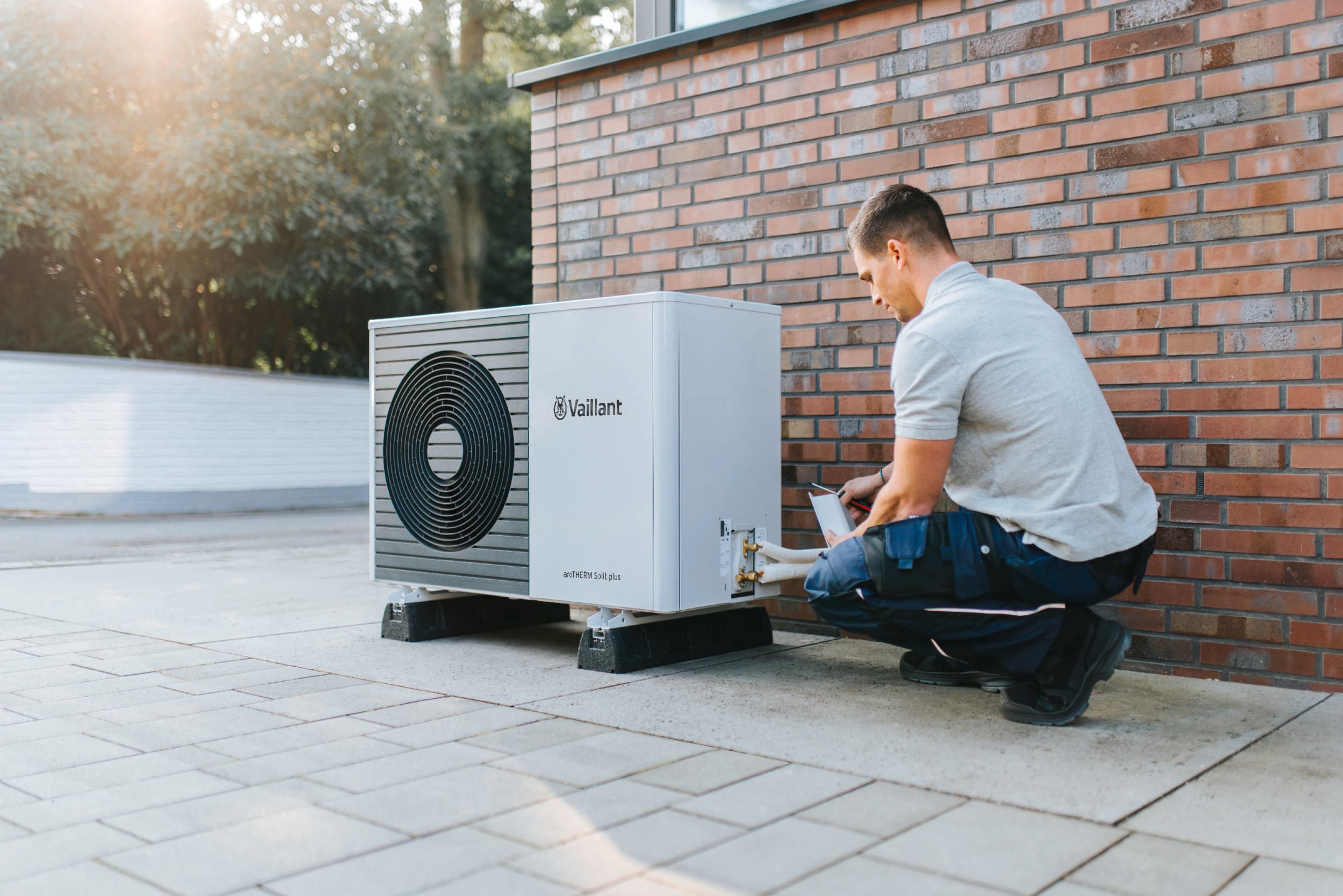 Un installateur vérifie une pompe à chaleur | Vaillant