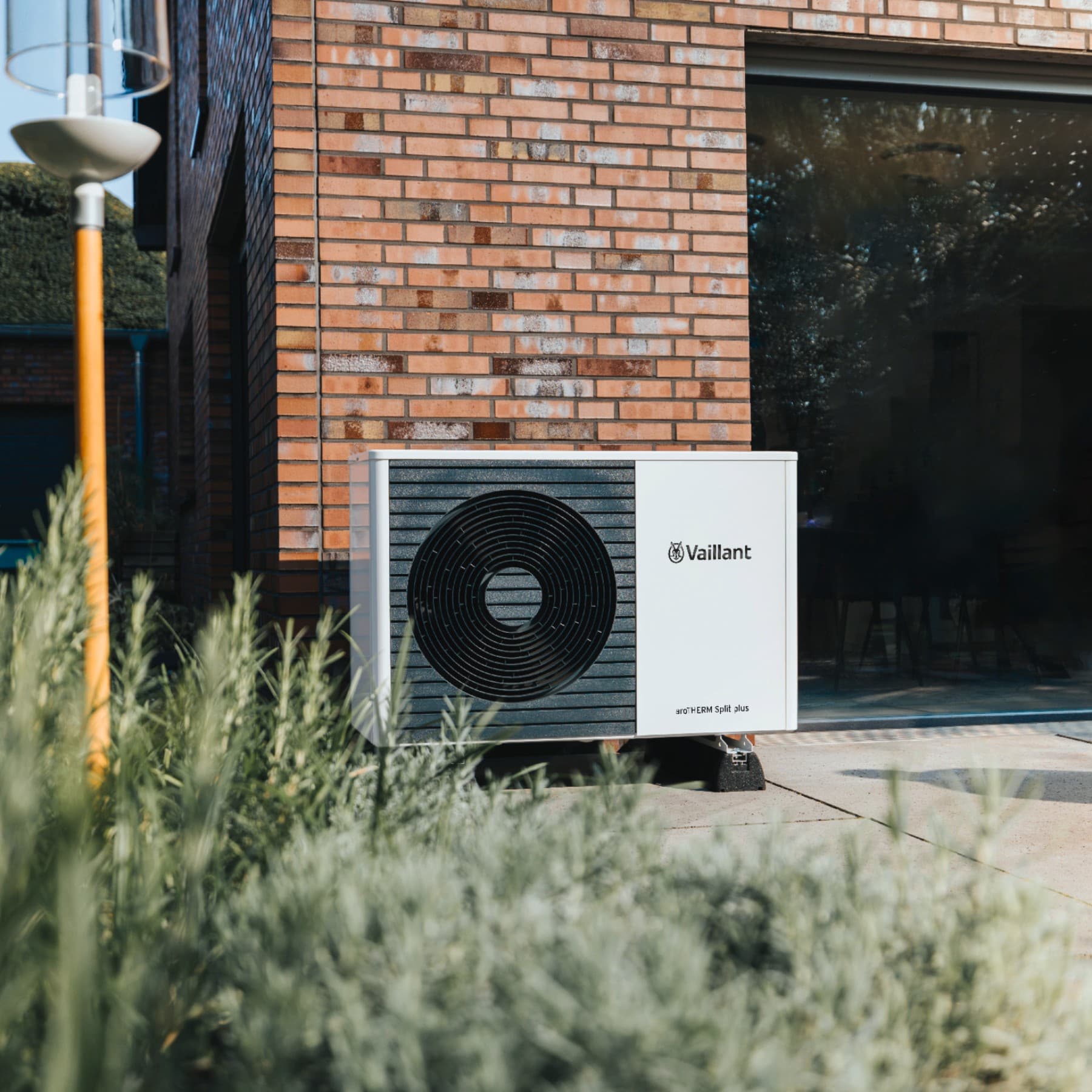 Pompe à chaleur devant la maison | Vaillant