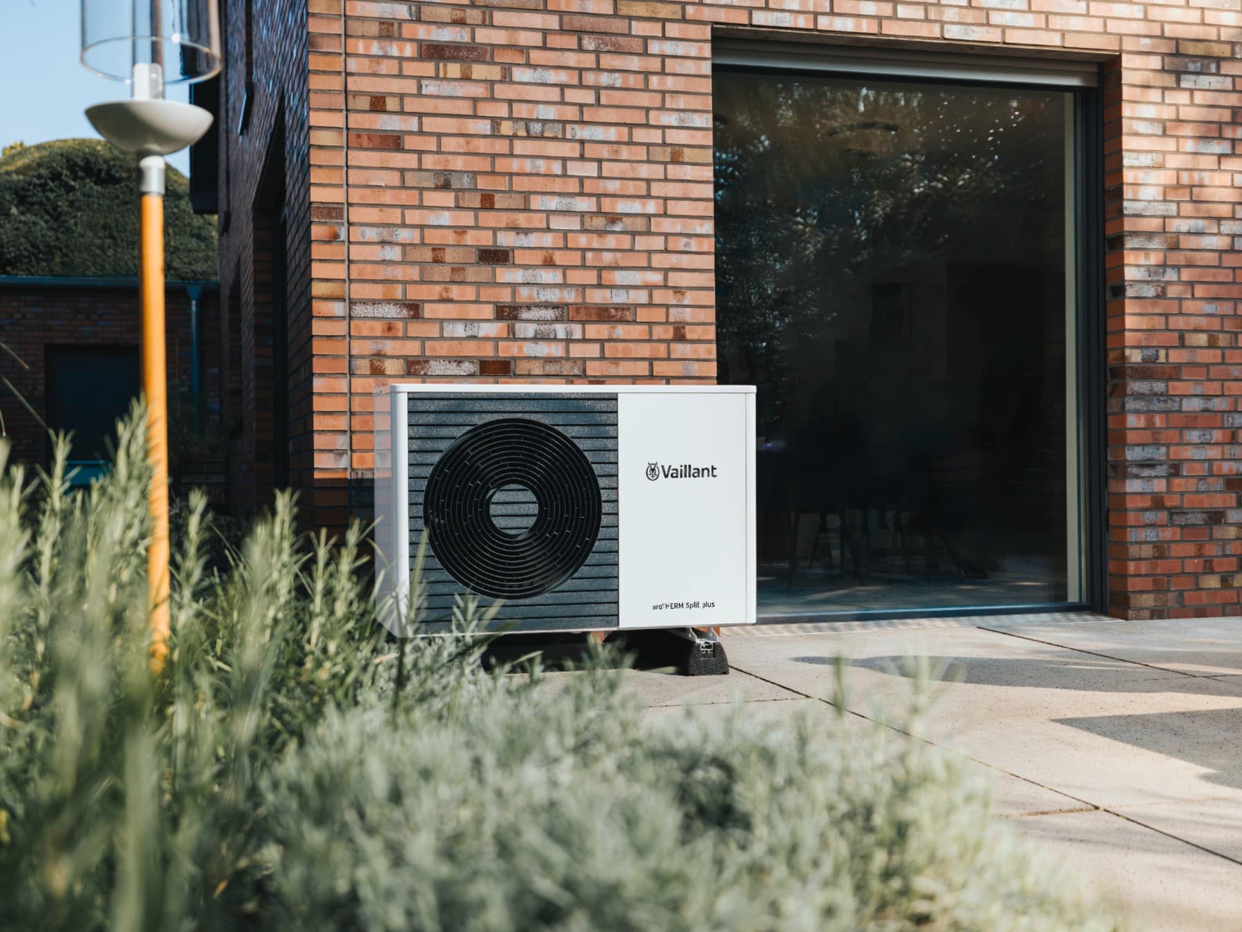 Pompe à chaleur devant une maison | Vaillant