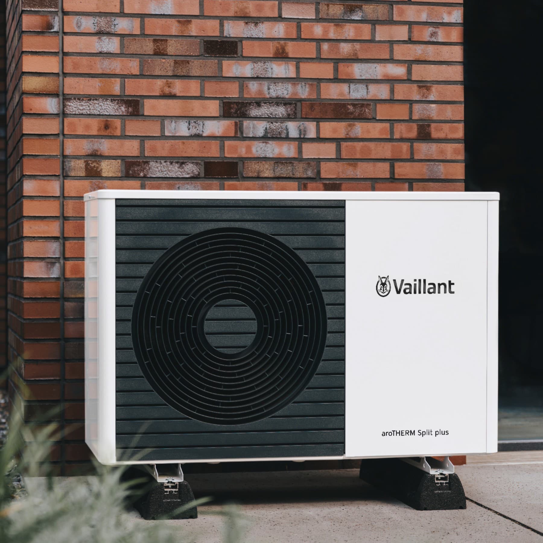 Pompe à chaleur Vaillant devant la maison | Vaillant
