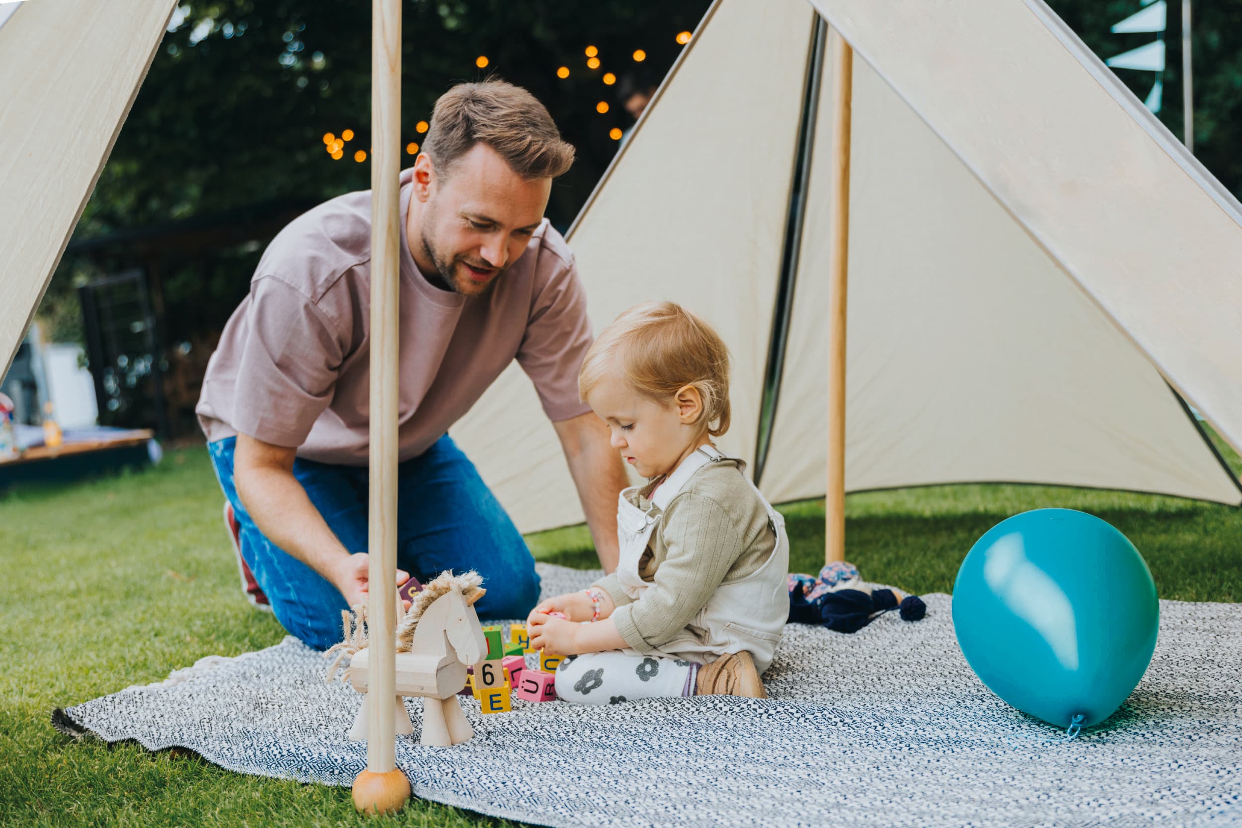 Un parent en train de jouer avec son enfant dans le jardin | Vaillant