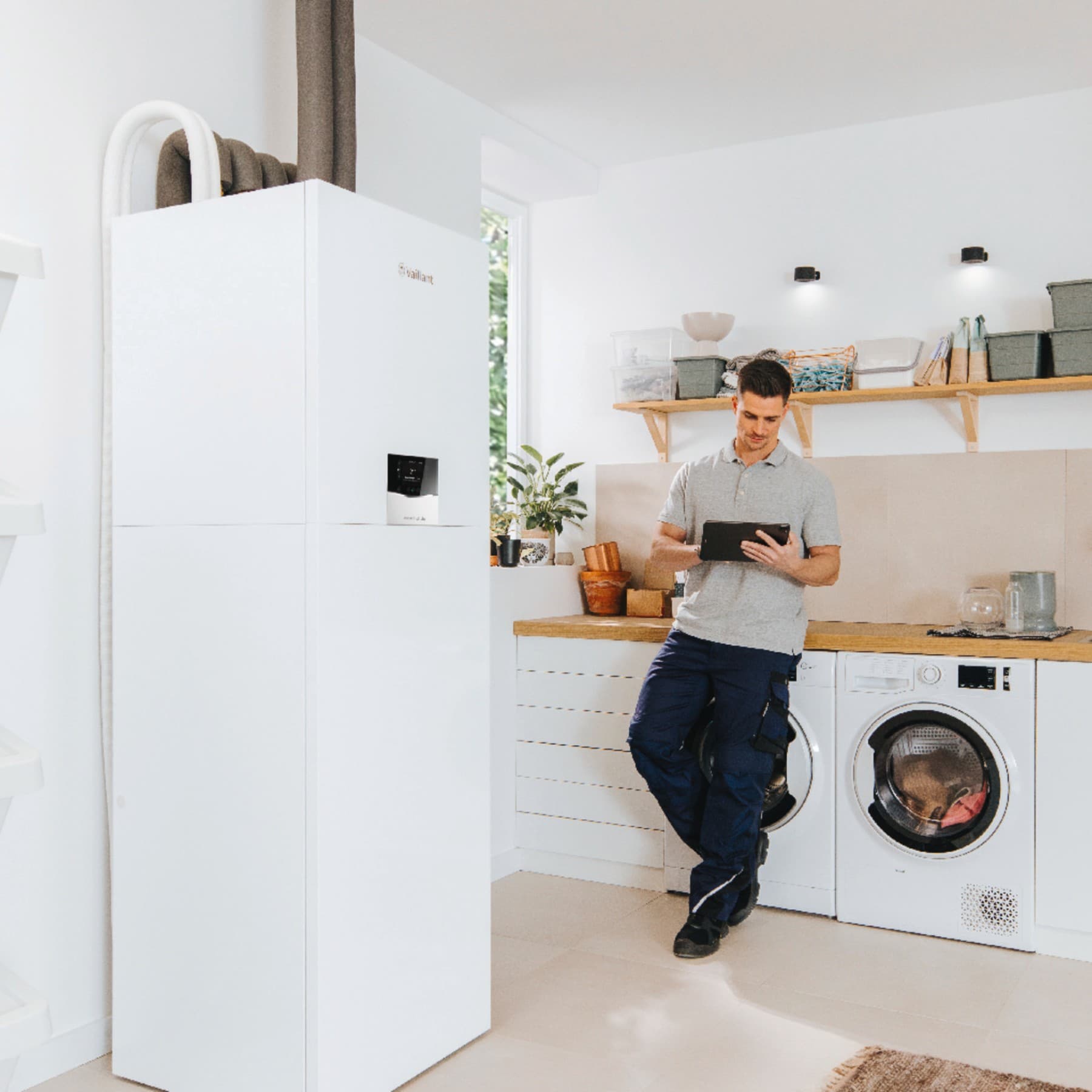 Un installateur consulte les possibilités pour un client | Vaillant