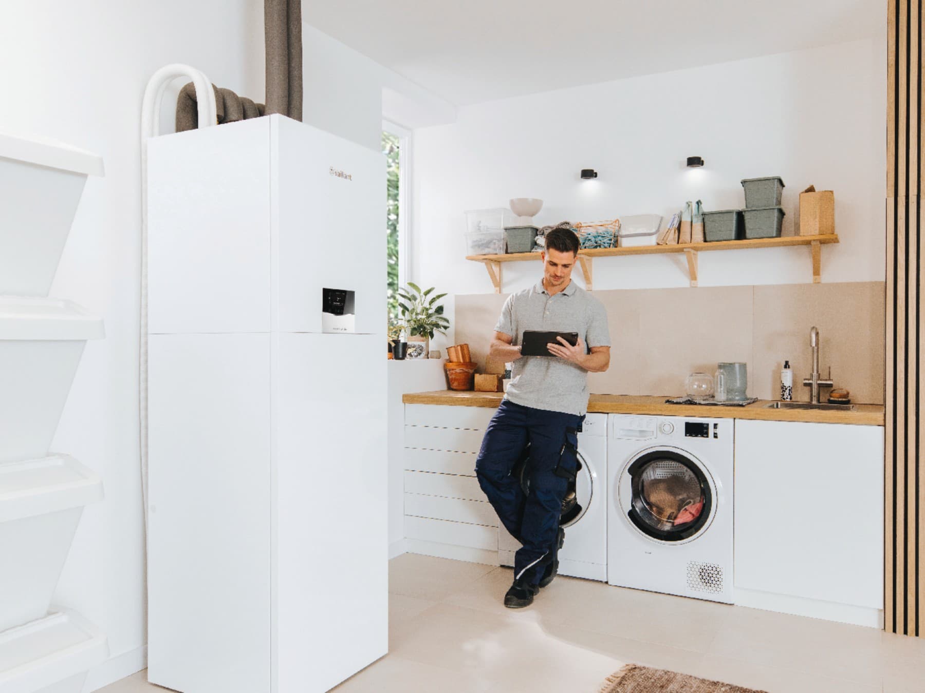 Un installateur consulte les possibilités pour un client | Vaillant