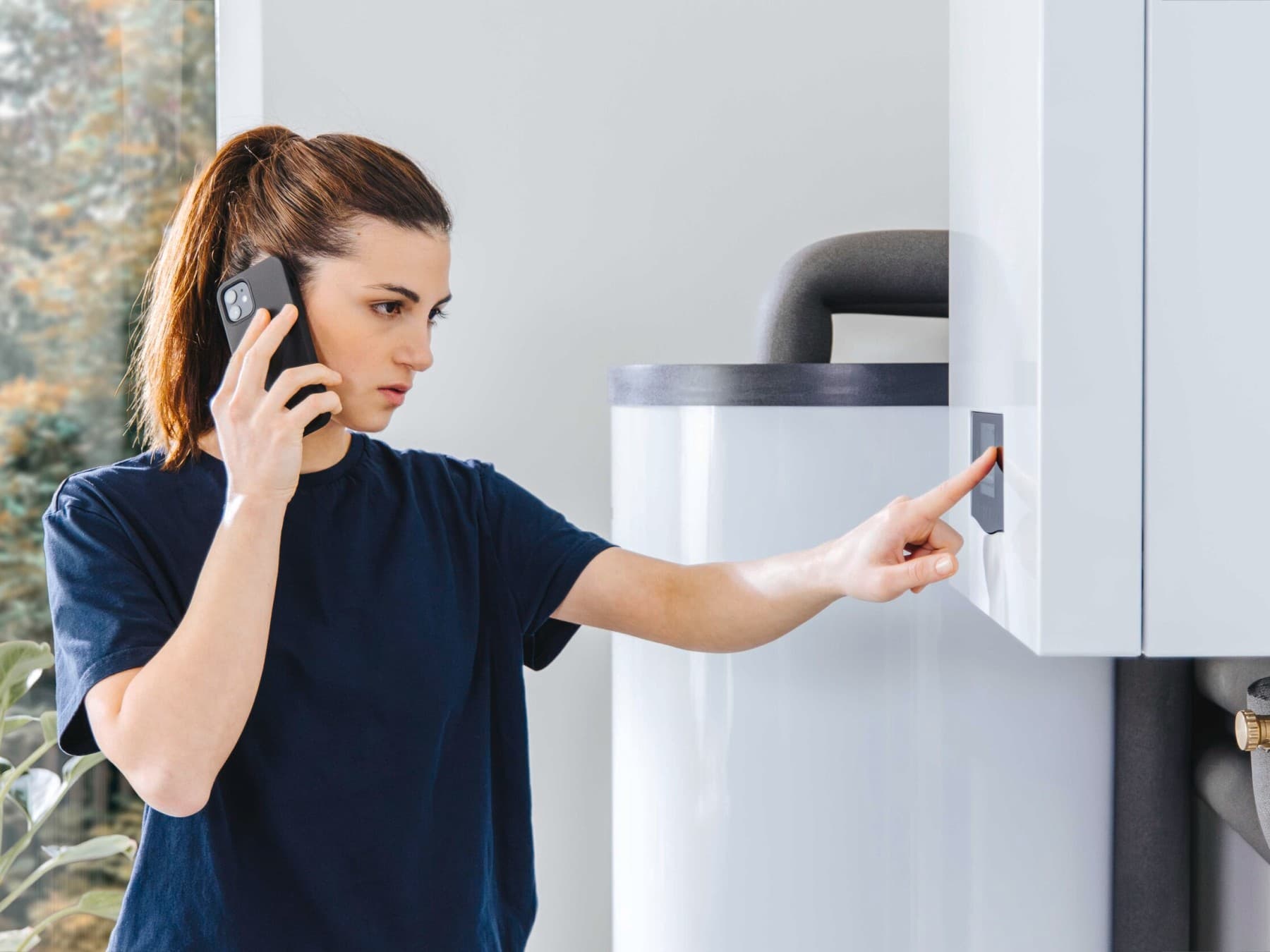 Femme réglant son chauffage | Vaillant