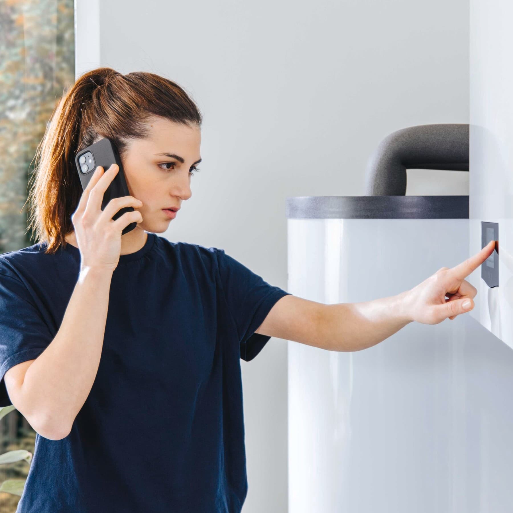 Femme réglant son chauffage | Vaillant