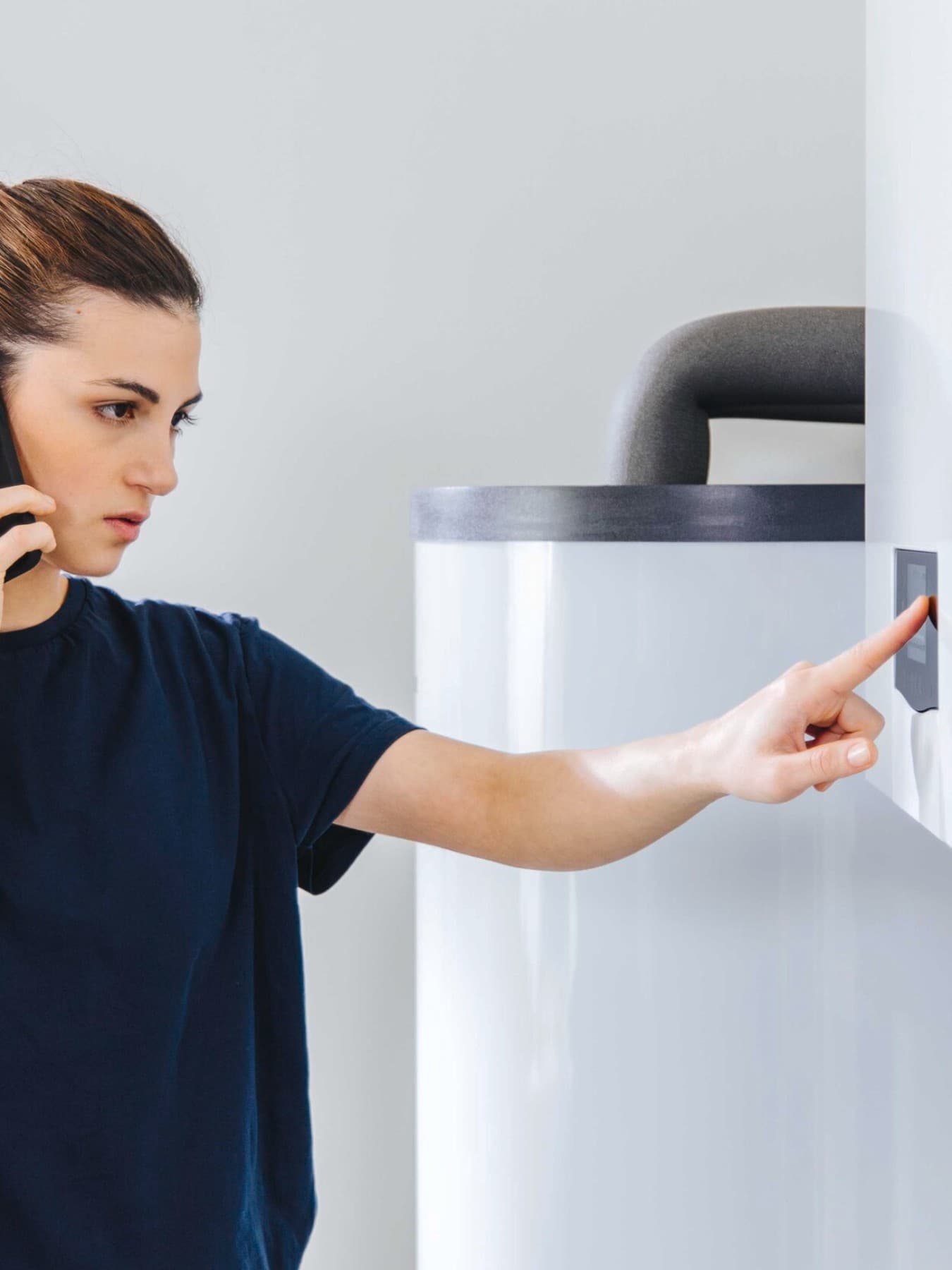 Une femme vérifie son approvisionnement en gaz de sa chaudière | Vaillant
