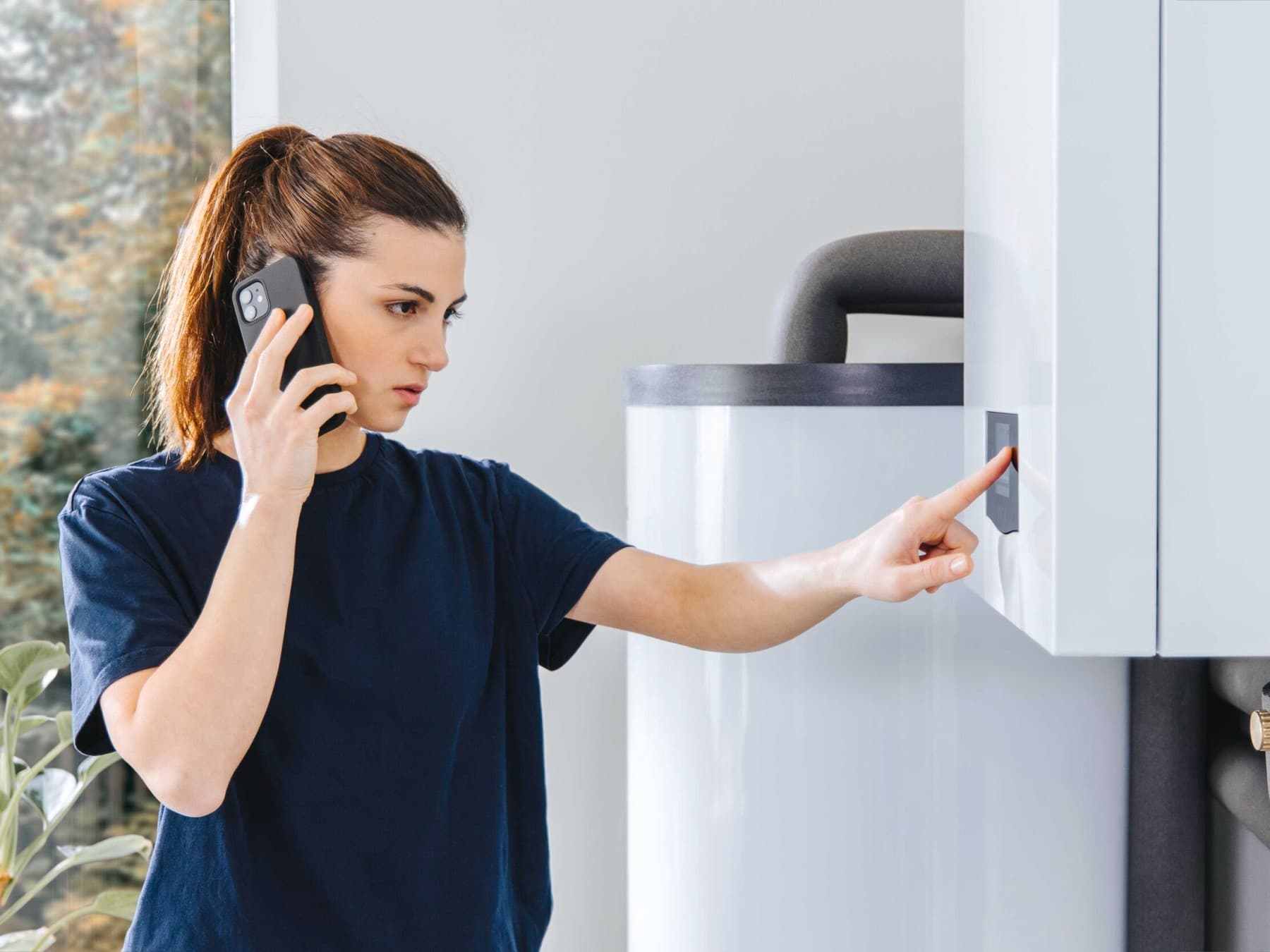 Une femme vérifie son approvisionnement en gaz de sa chaudière | Vaillant