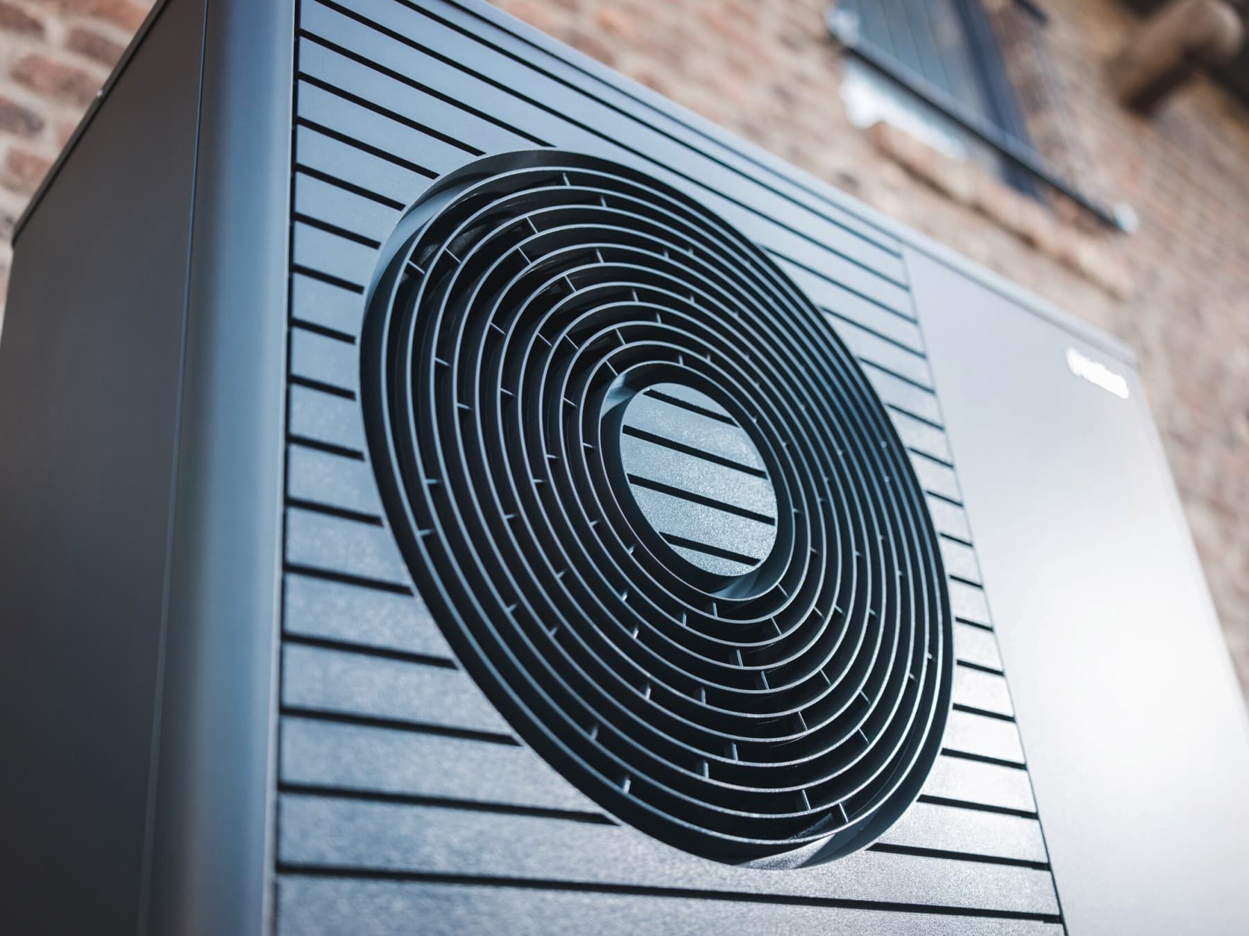 Une unité de pompe à chaleur installée sur un mur | Vaillant