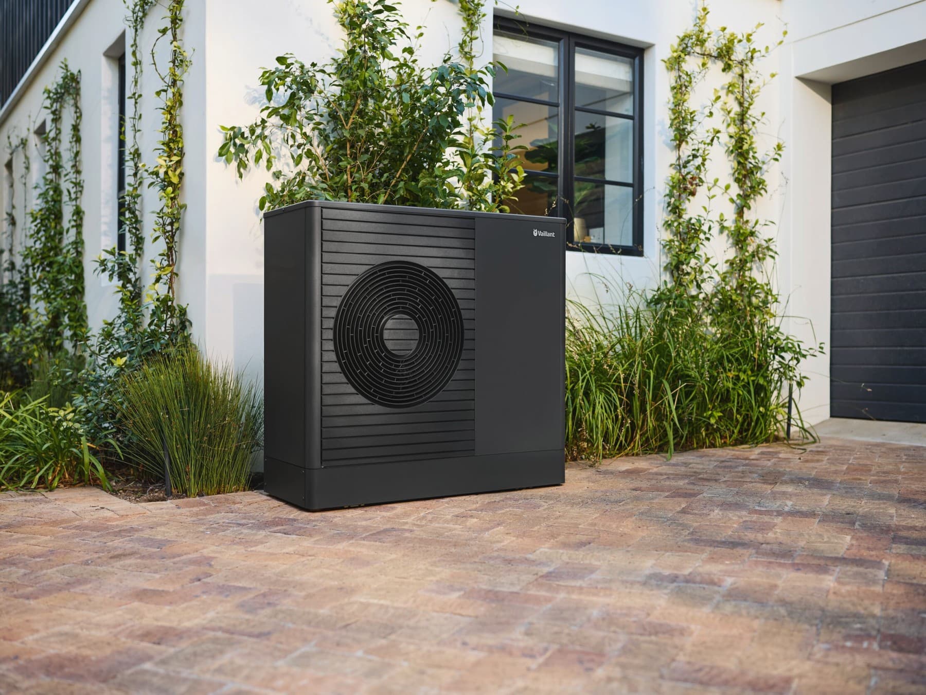 L'unité extérieure de la pompe à chaleur aroTHERM Split plus à l'extérieur de la maison | Vaillant