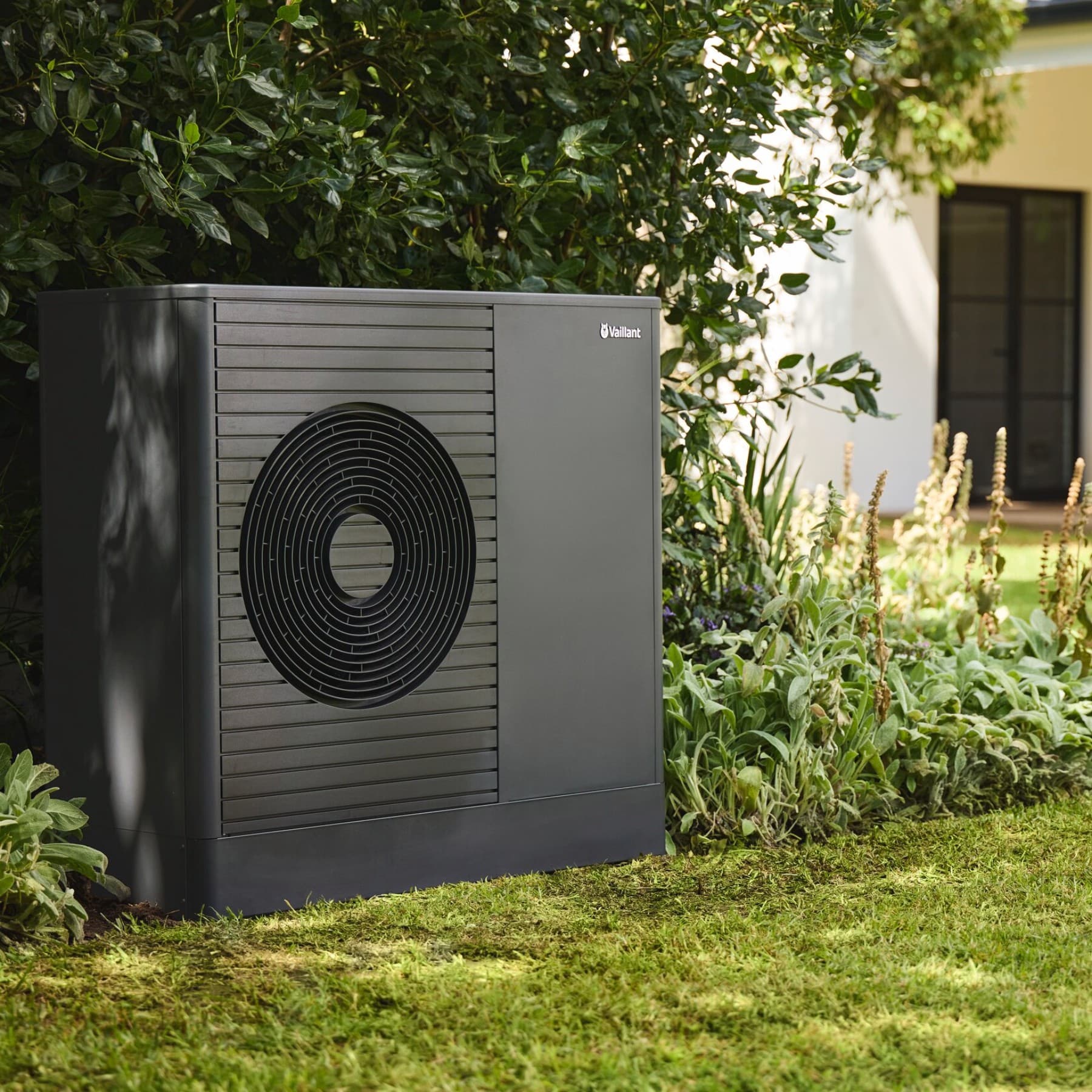 Pompe à chaleur installée dans le jardin | Vaillant