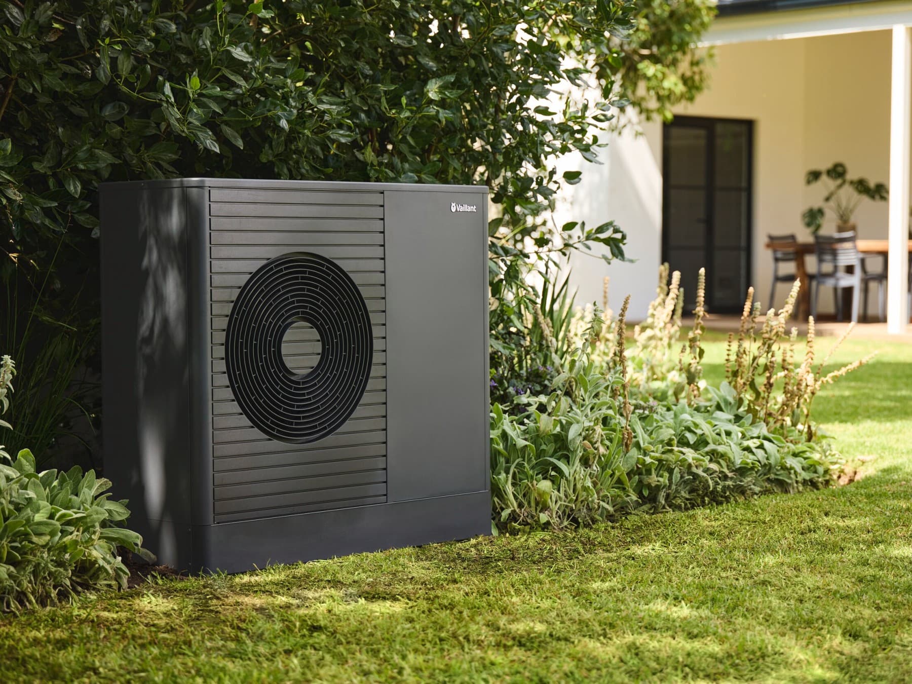 Une pompe à chaleur dans un jardin | Vaillant