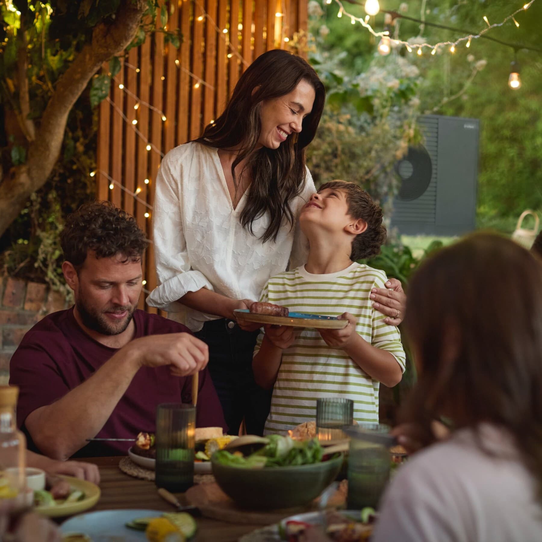 Une famille dine dans leur jardin | Vaillant