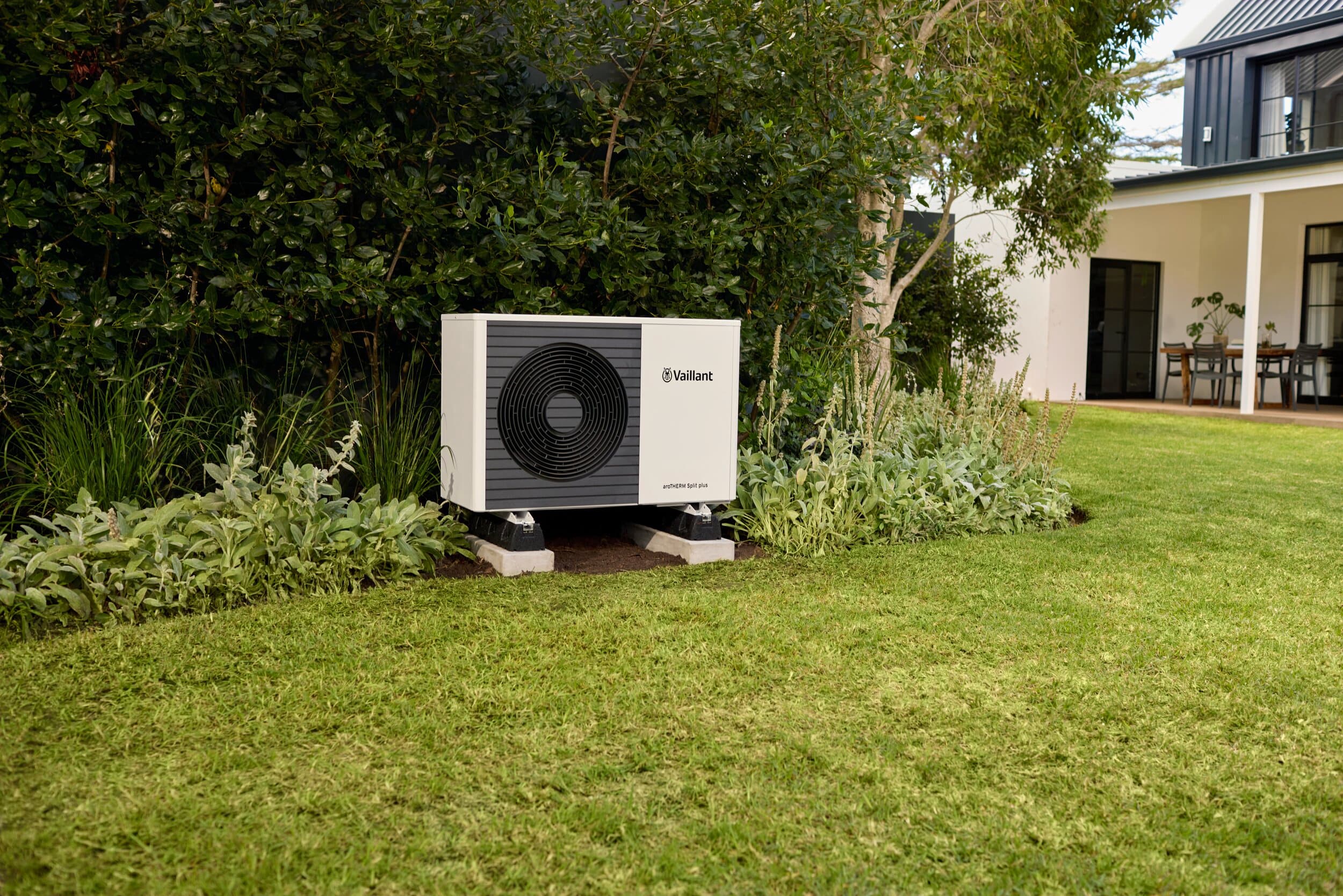 Pompe à chaleur aérothermique aroTHERM Split plus dans un jardin | Vaillant