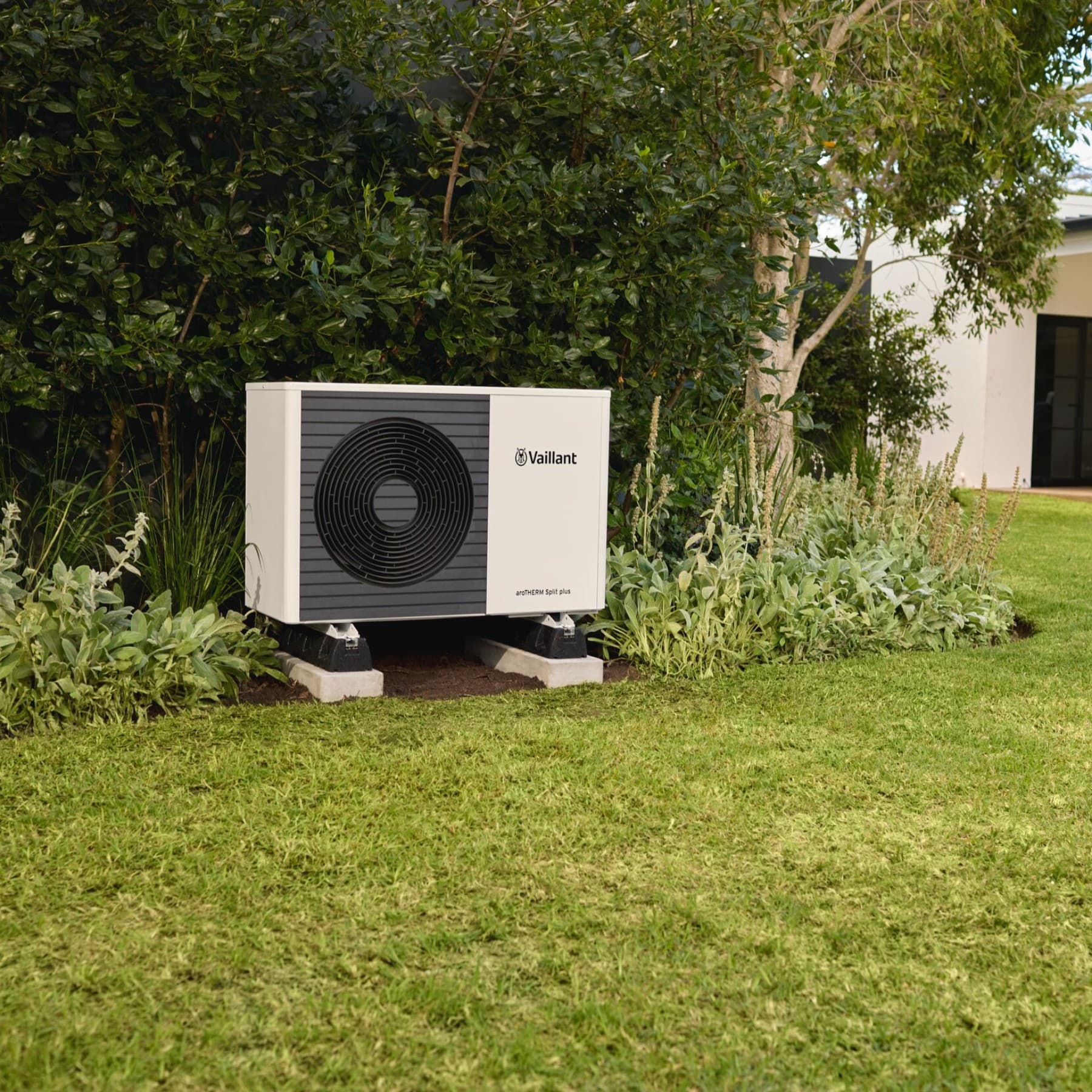 Une pompe à chaleur dans le jardin | Vaillant