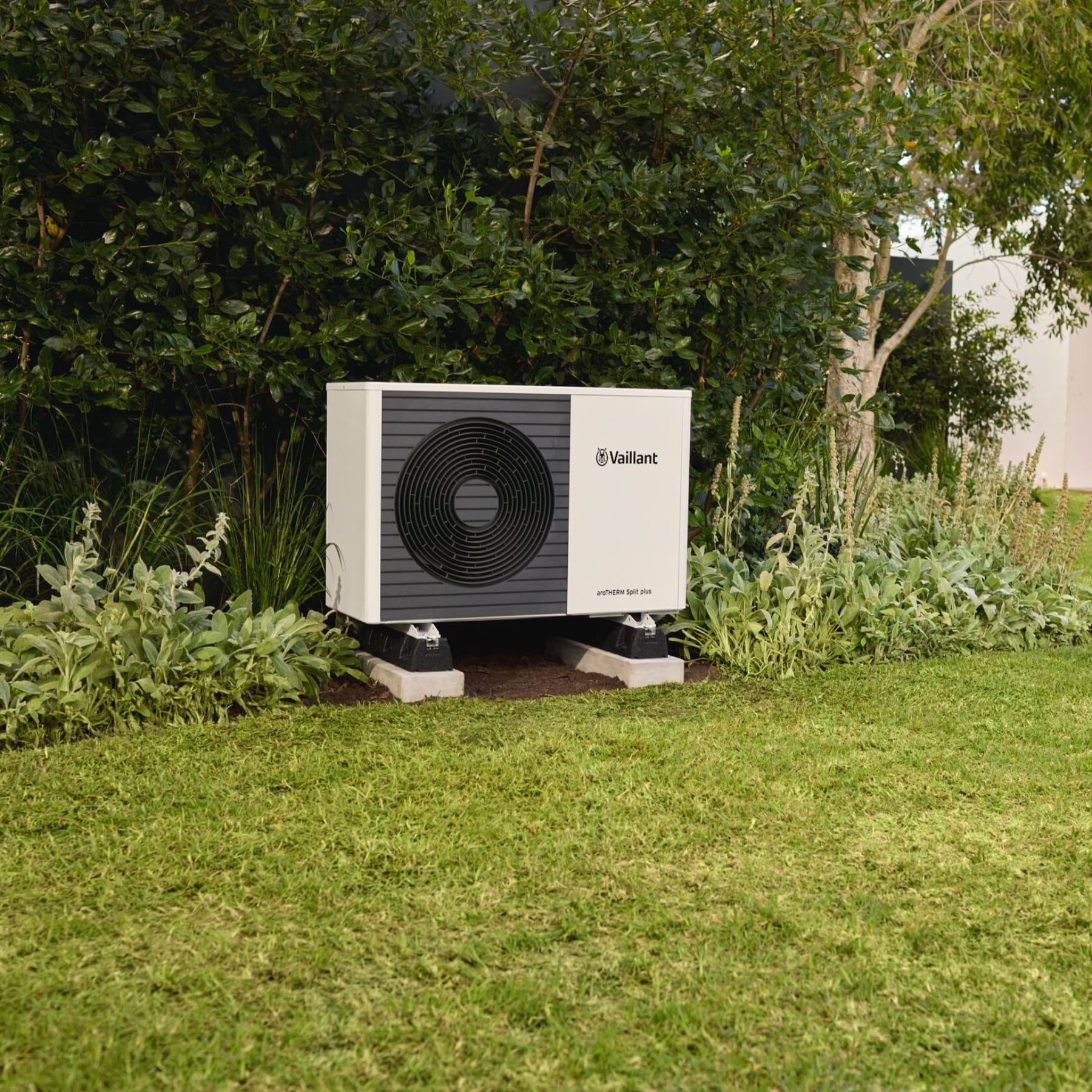 Une unité de pompe à chaleur Vaillant aroTHERM Split plus installée dans un jardin | Vaillant