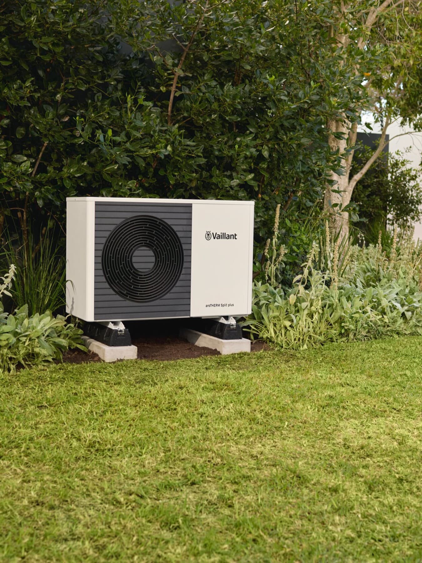 Une unité de pompe à chaleur Vaillant aroTHERM Split plus installée dans un jardin | Vaillant