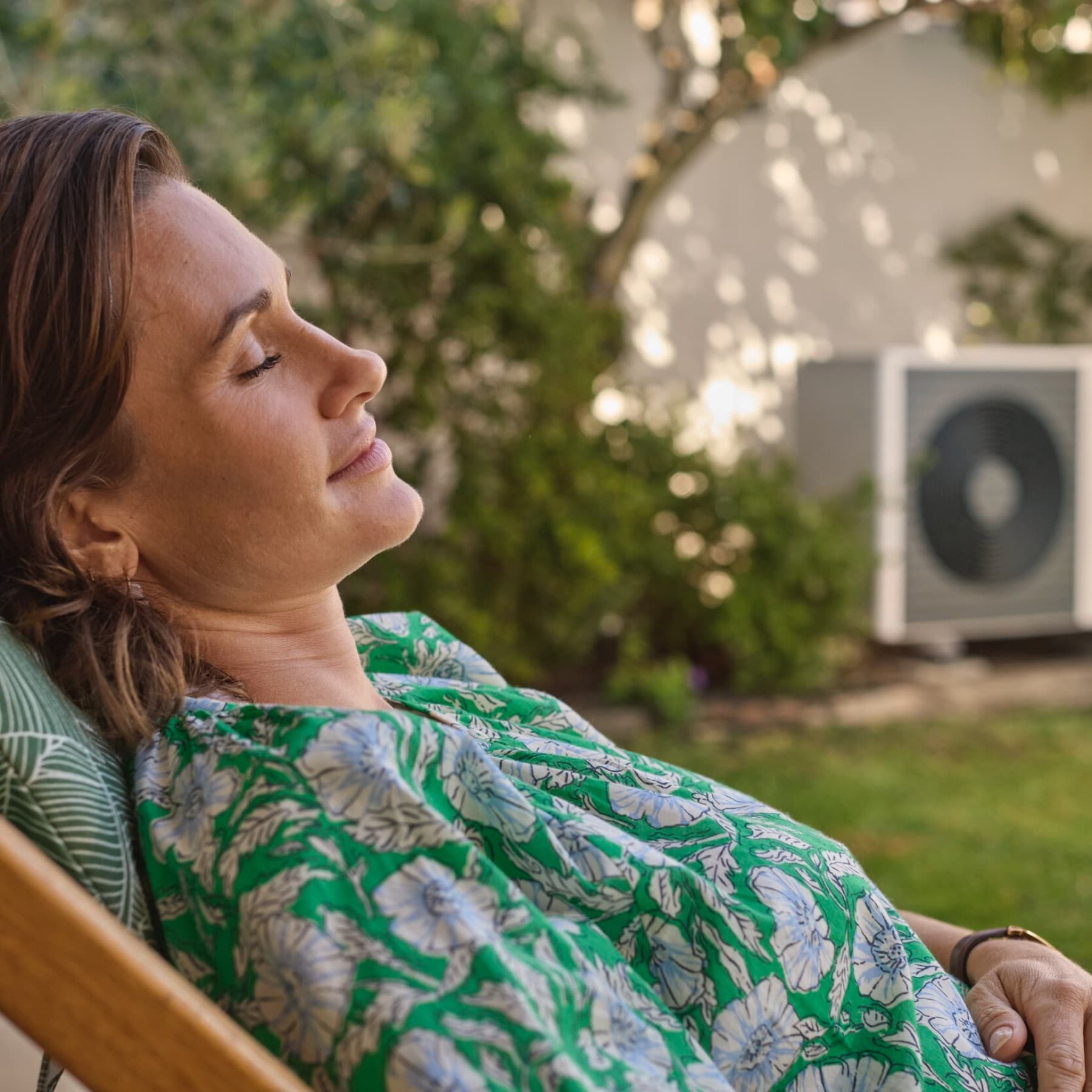 Femme somnolant dans le jardin sur une chaise longue | Vaillant