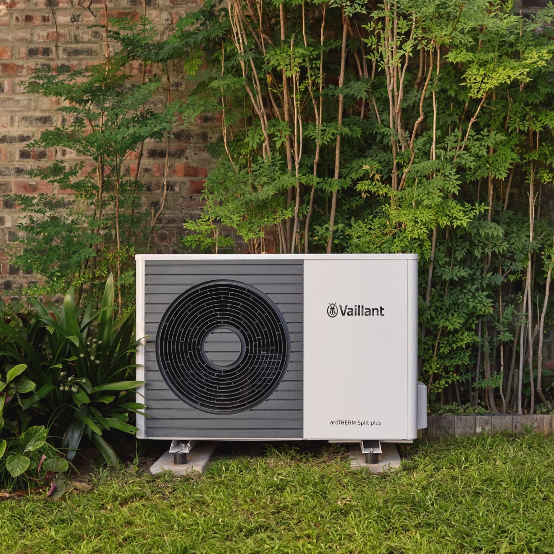 Pompe à chaleur dans le jardin | Vaillant