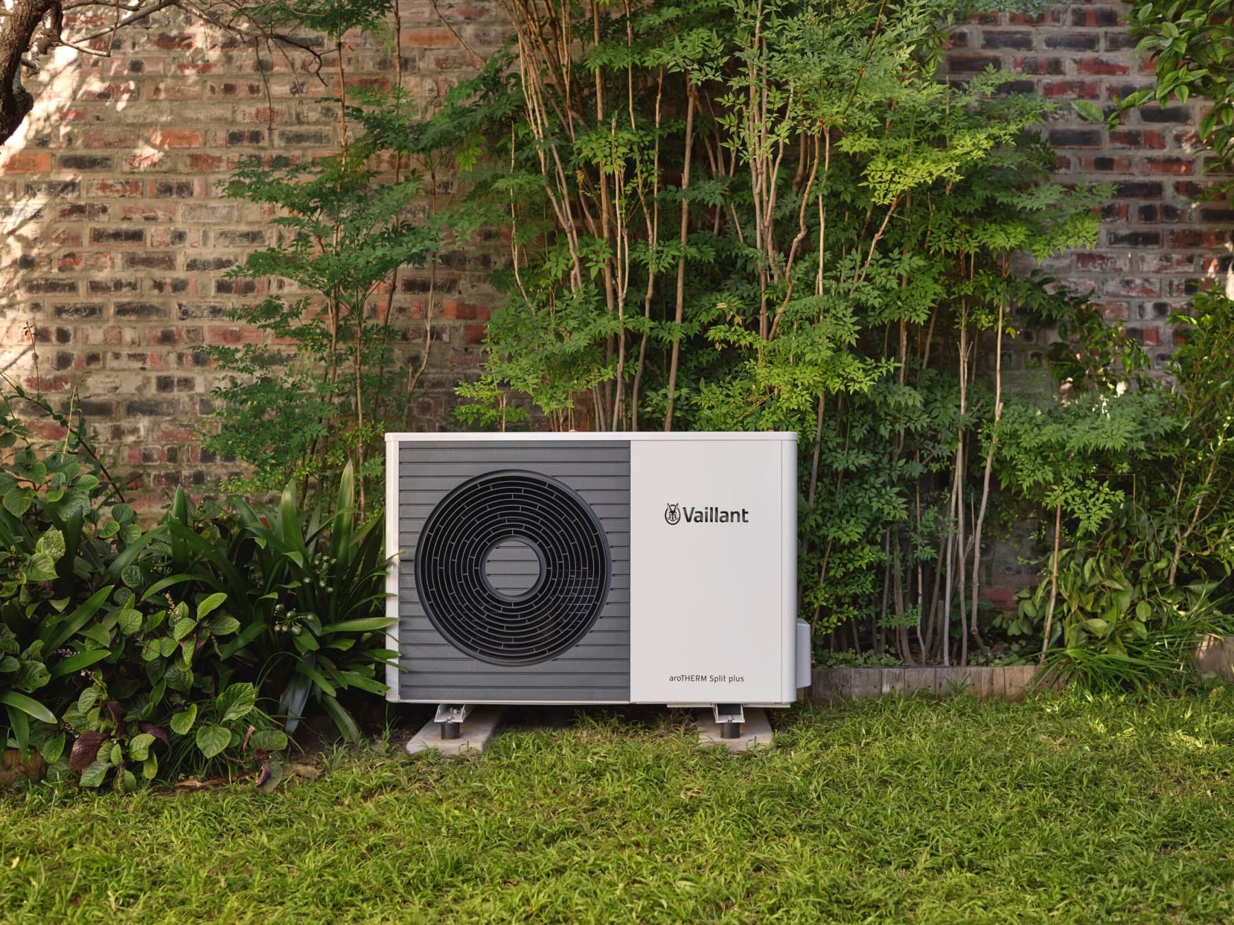 Une unité extérieure aroTHERM Split plus devant une maison | Vailant
