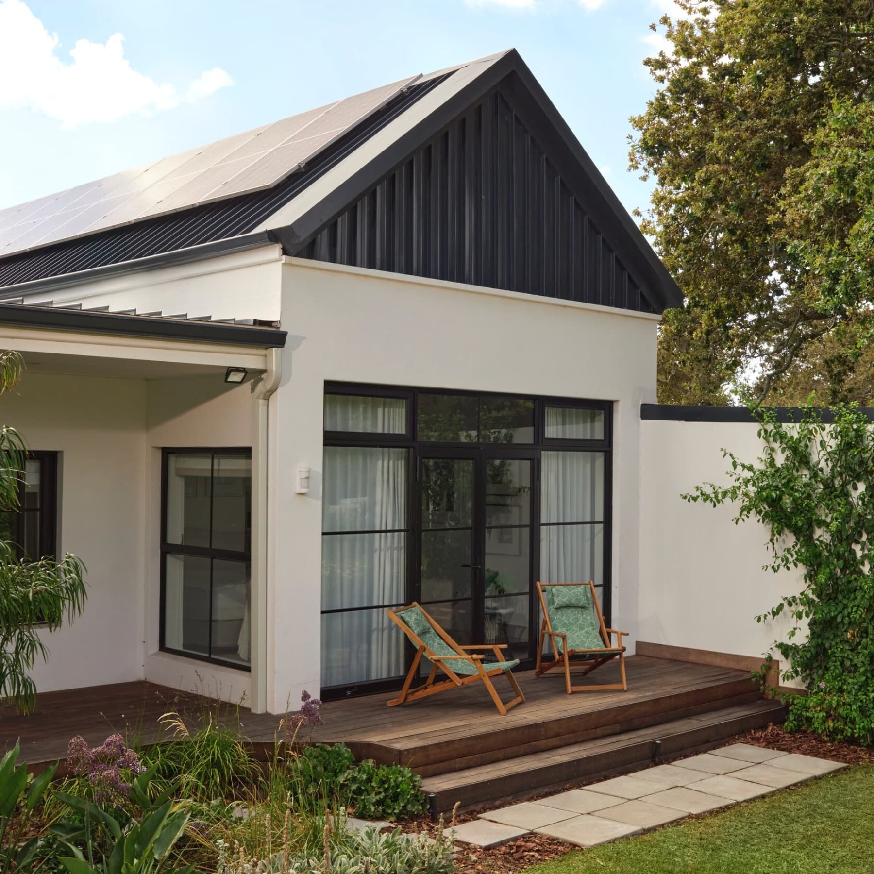 Maison avec panneaux solaires sur le toit | Vaillant