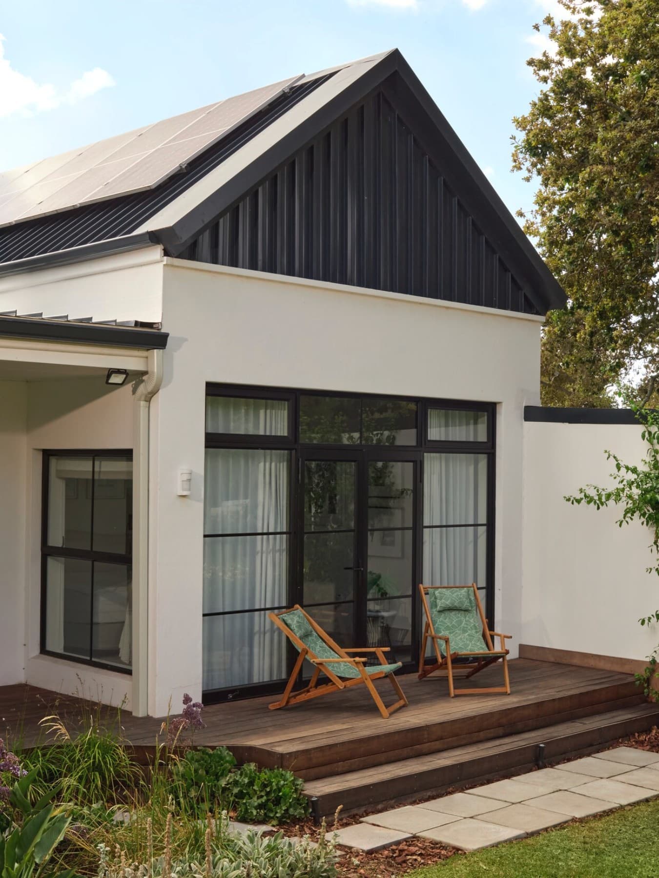 Maison avec panneaux solaires sur le toit | Vaillant