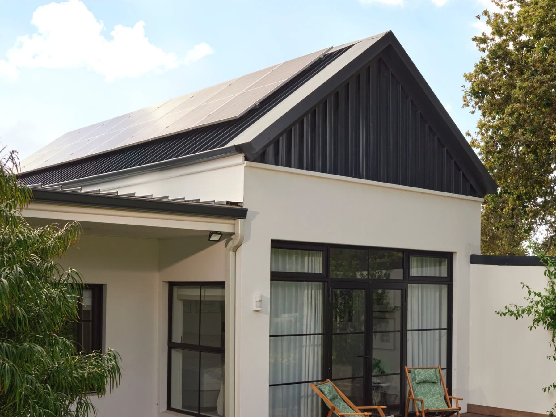 Maison avec modules photovoltaïques sur le toit | Vaillant