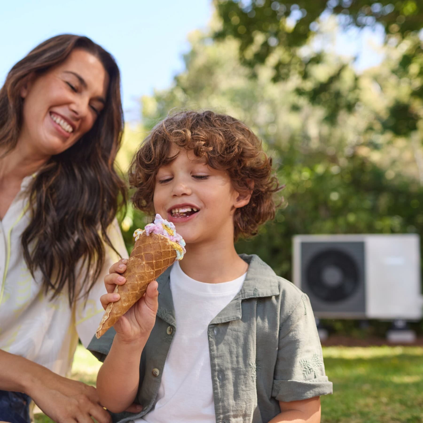 Un garçon mange une glace | Vaillant