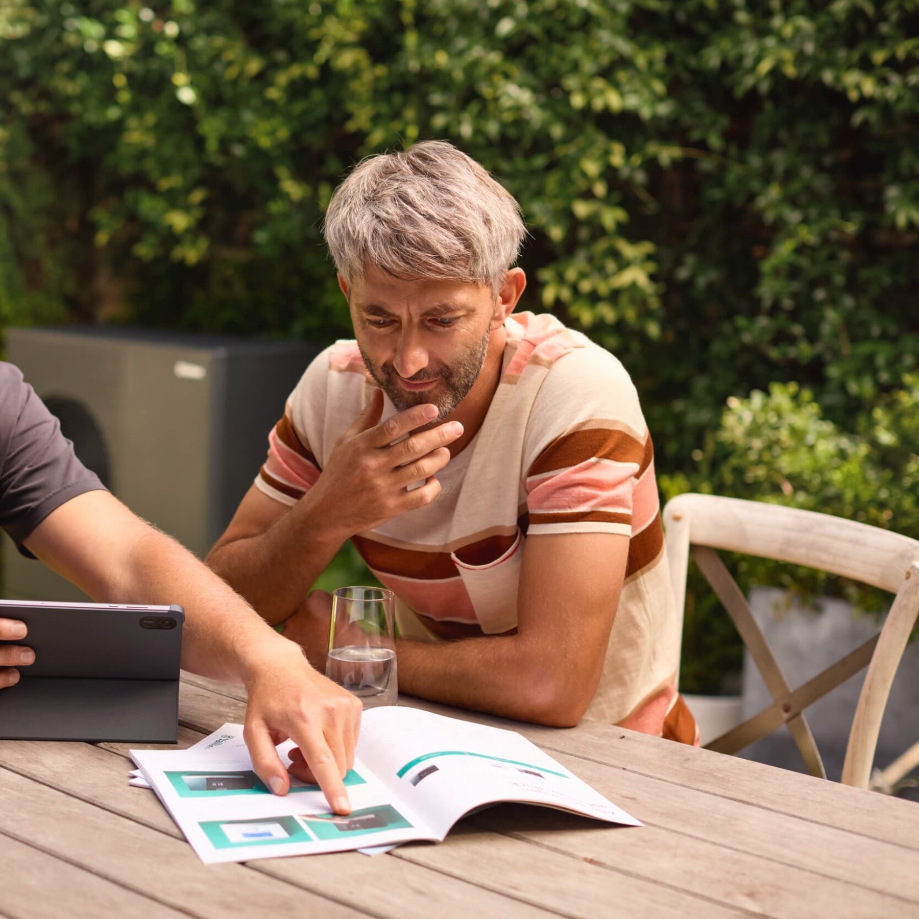 Installateur Vaillant présentant les systèmes de pompe à chaleur | Vaillant
