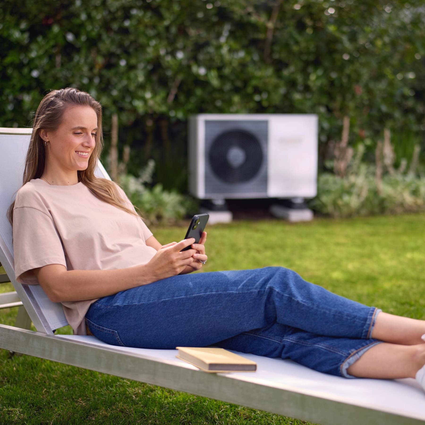 Femme allongée sur une chaise longue