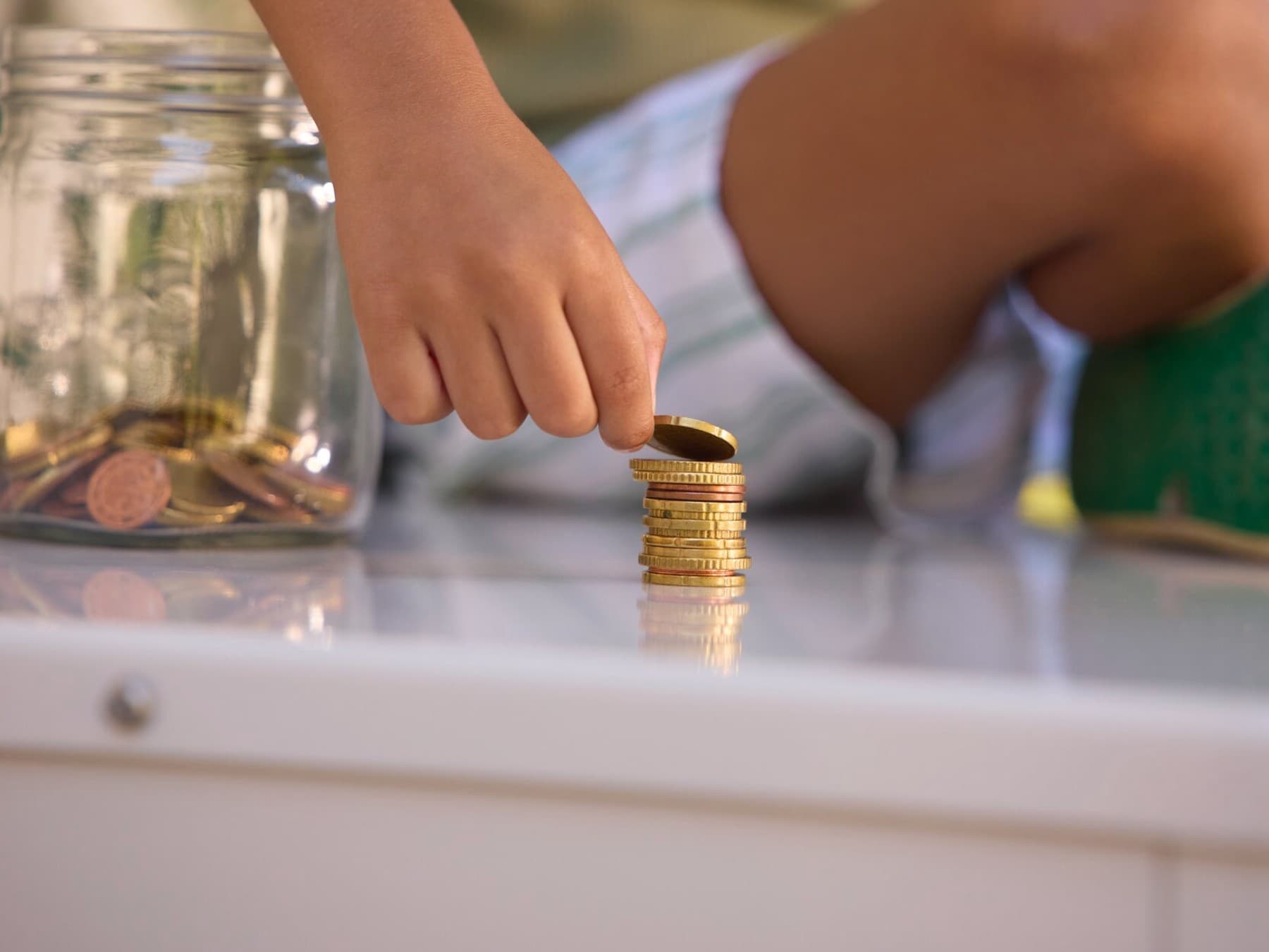 Enfant comptant son argent