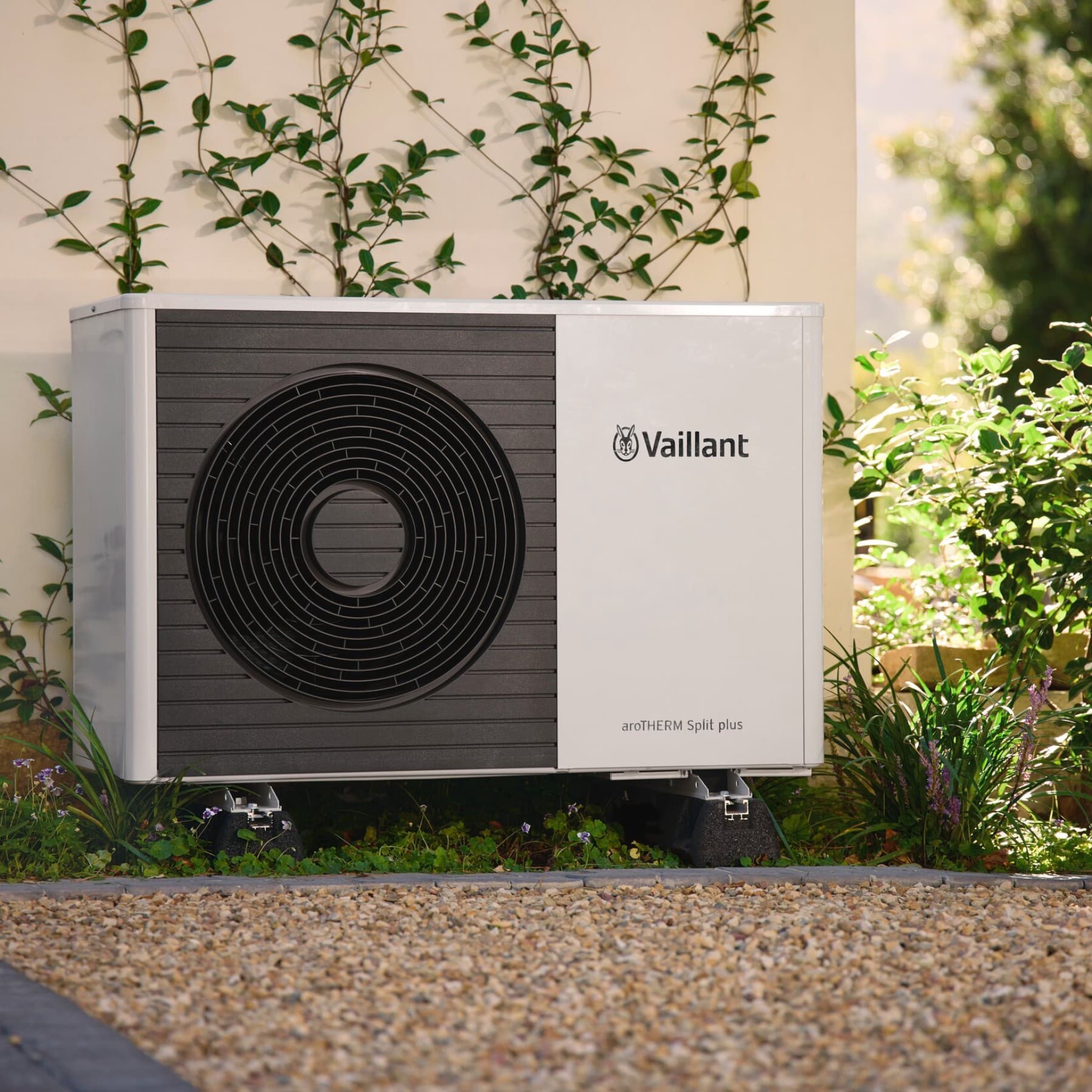 Pompe à chaleur dans le jardin | Vaillant