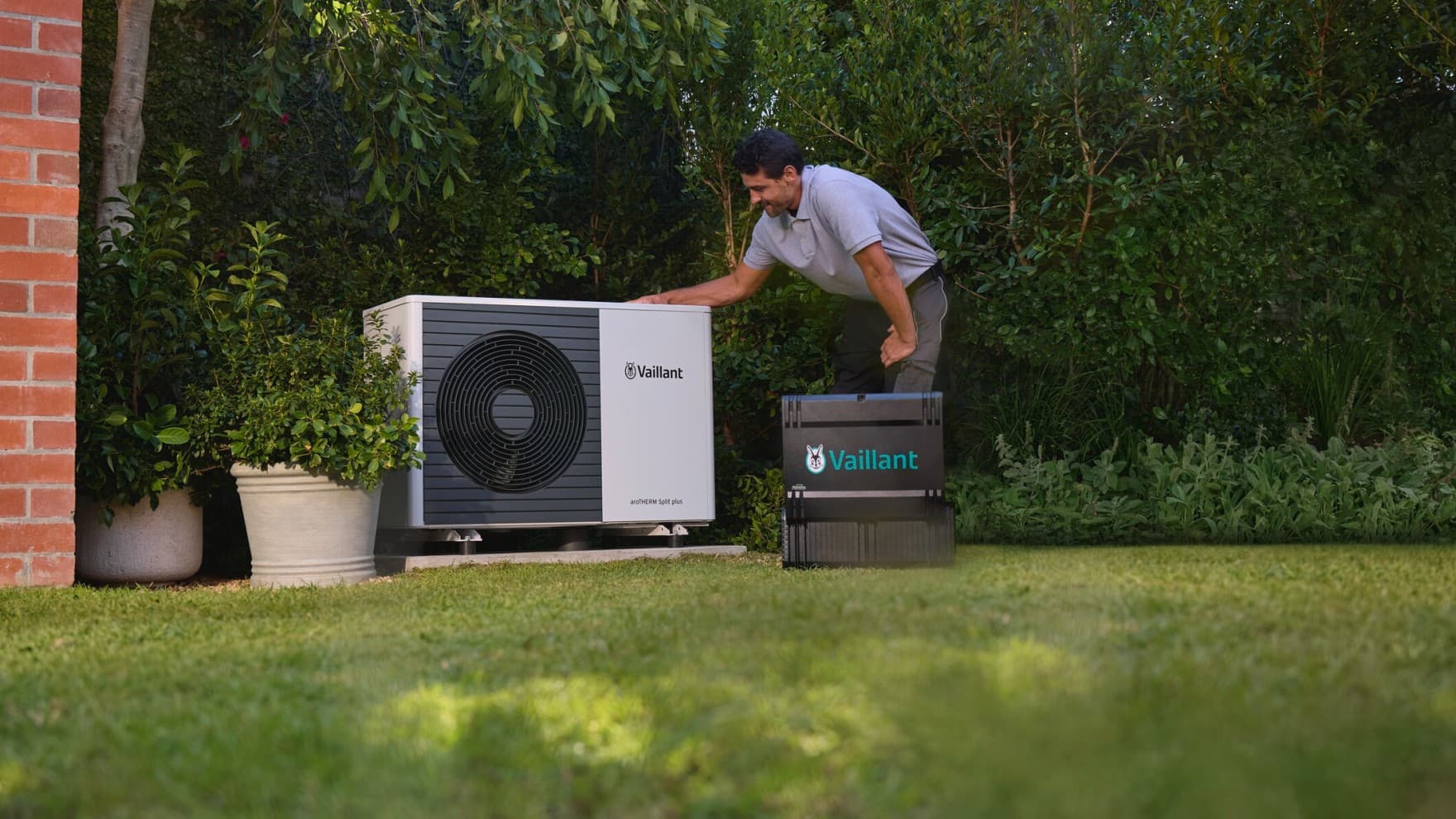 Installateurs positionnant une pompe à chaleur à air sur site | Vaillant