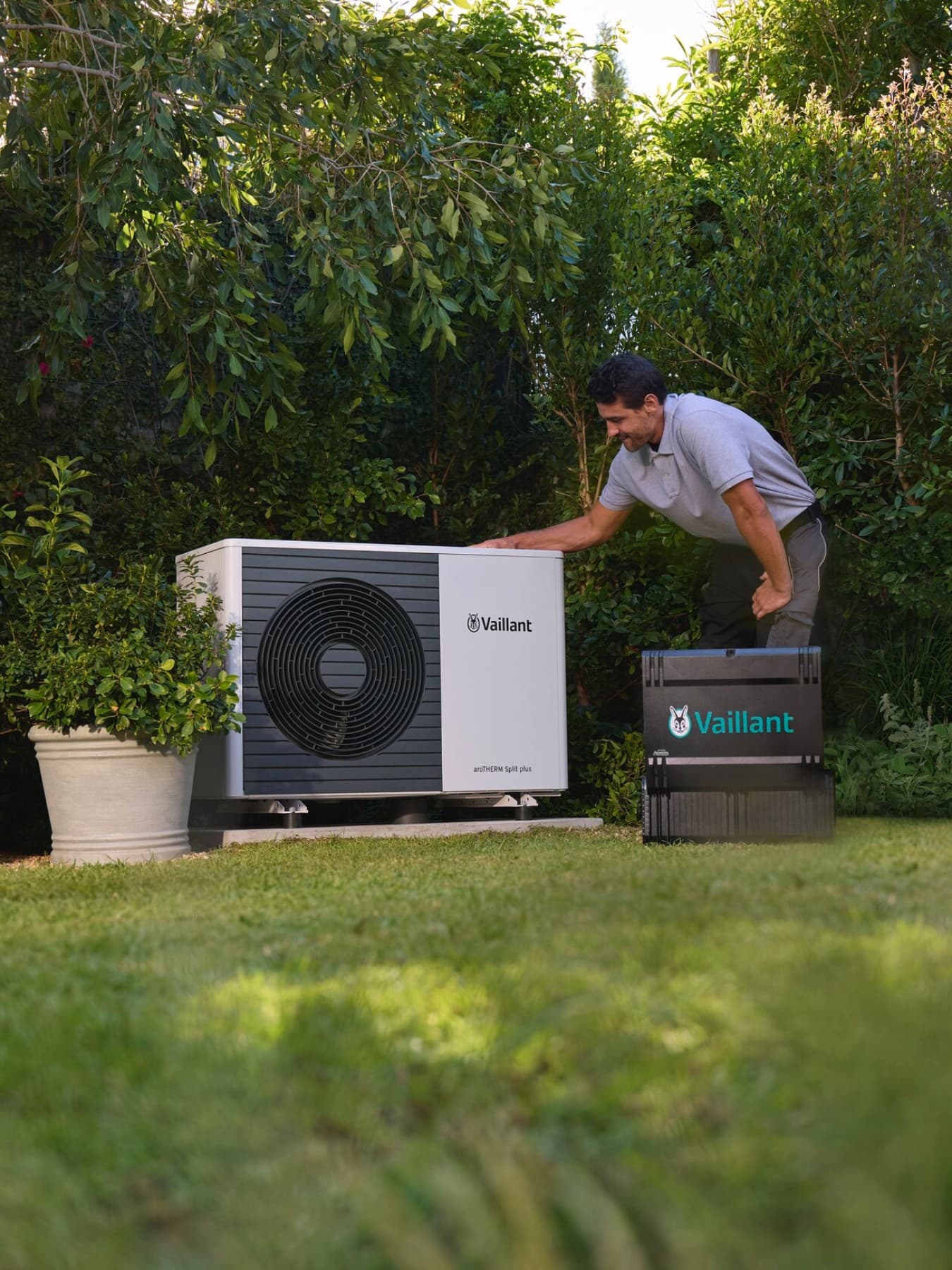 Installateurs positionnant une pompe à chaleur à air sur site | Vaillant