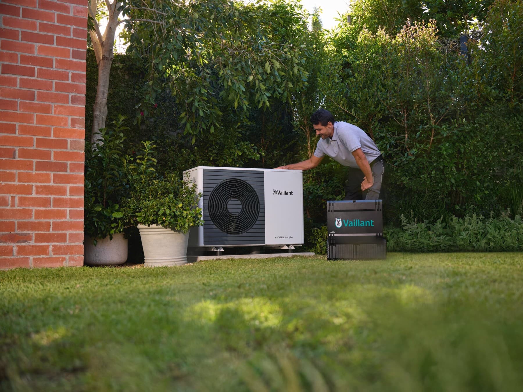 Installateur extérieur avec pompe à chaleur | Vaillant