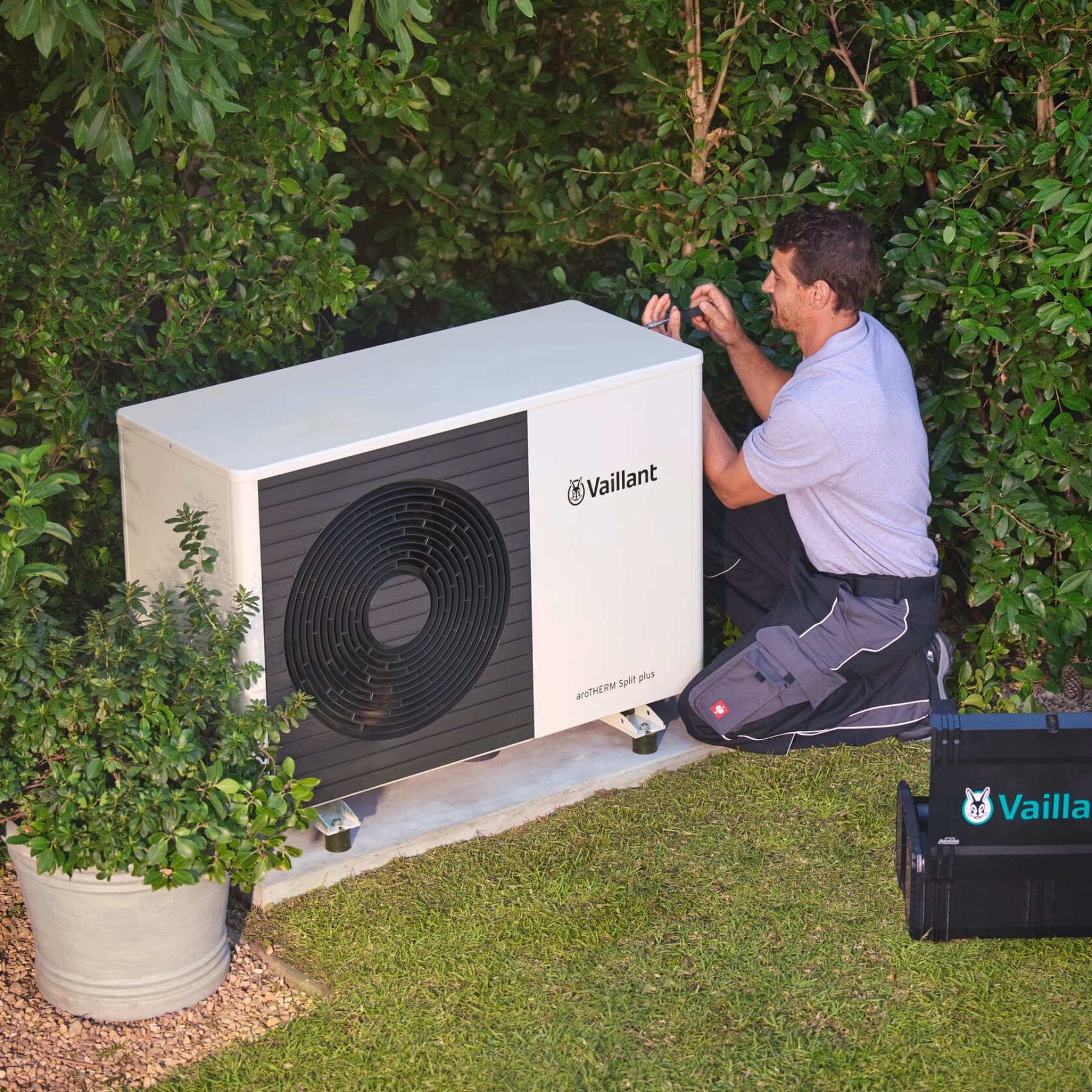 Homme travaillant sur une pompe à chaleur | Vaillant